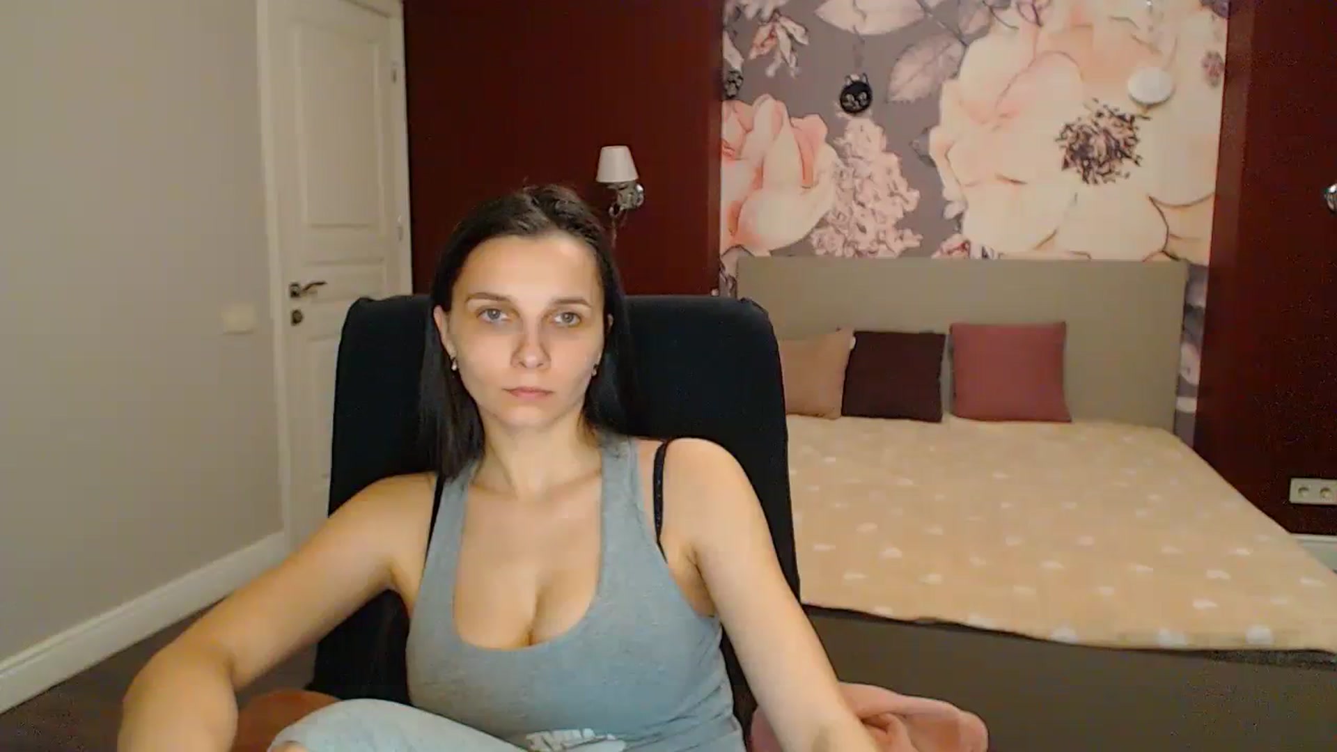 Gallery image thumbnail from Karina_Mils's myfreecams stream on, 04/12/2024, 18:25 image 18 of 20