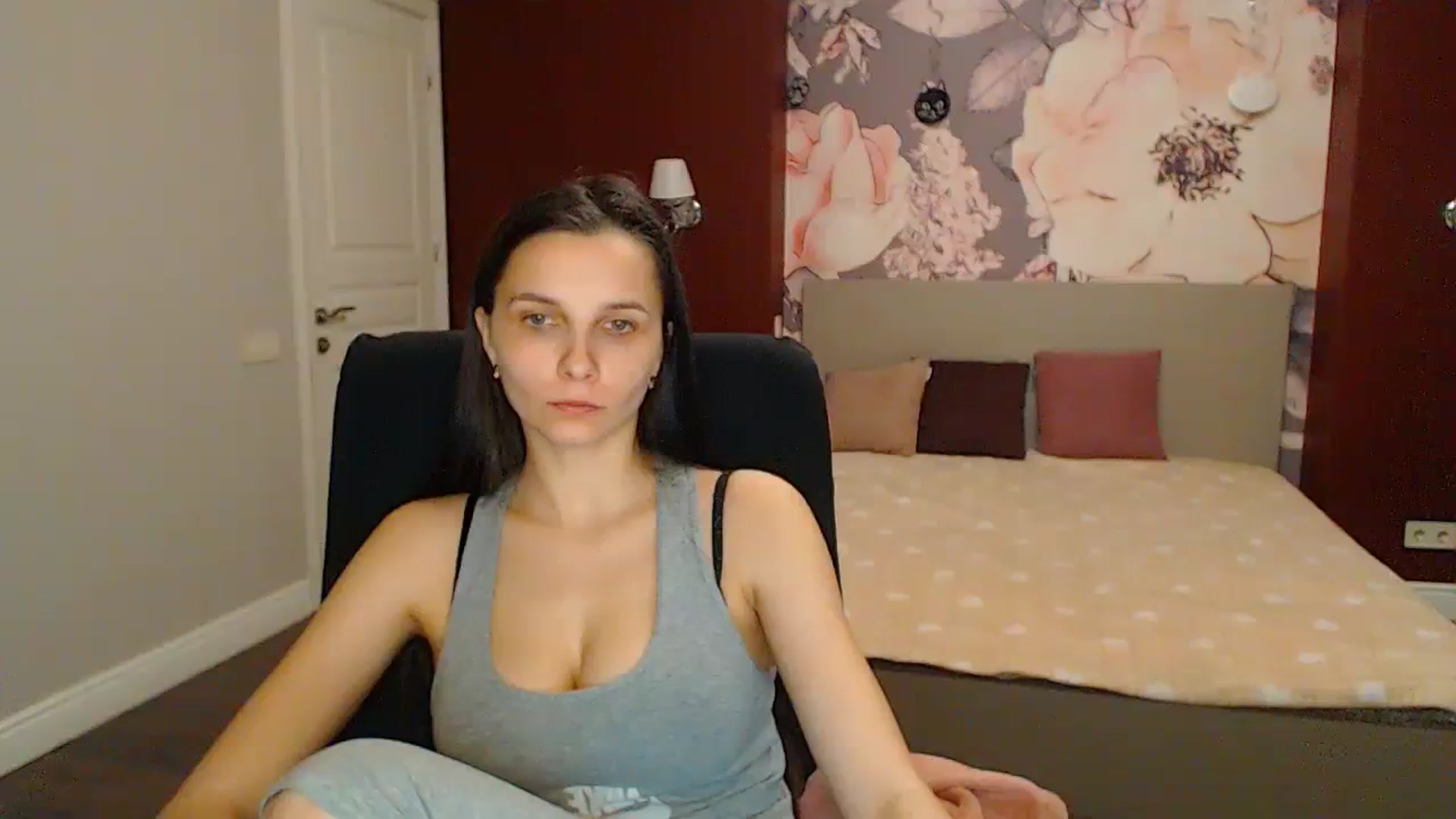 Gallery image thumbnail from Karina_Mils's myfreecams stream on, 04/12/2024, 18:25 image 10 of 20
