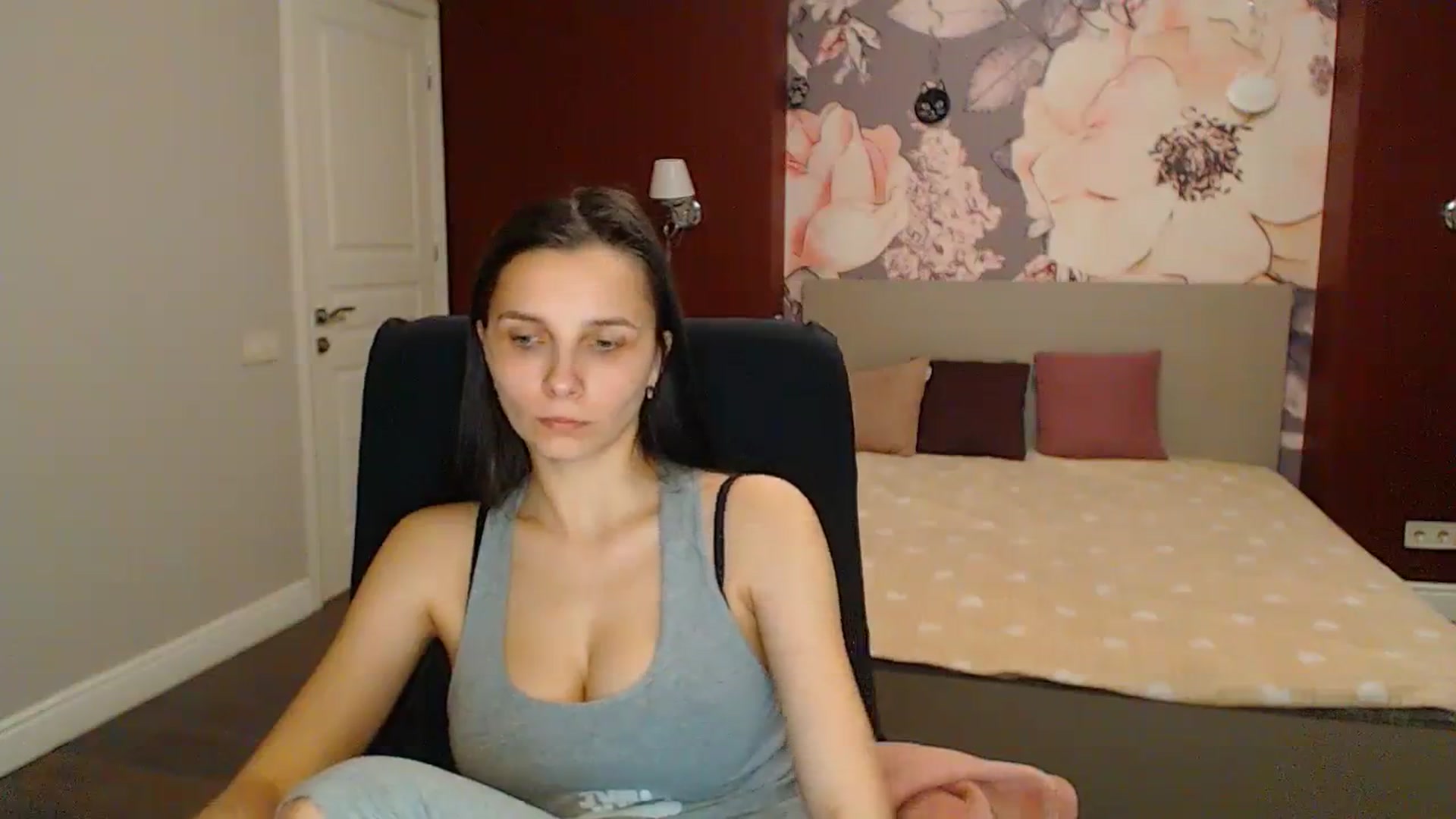 Gallery image thumbnail from Karina_Mils's myfreecams stream on, 04/12/2024, 18:25 image 17 of 20