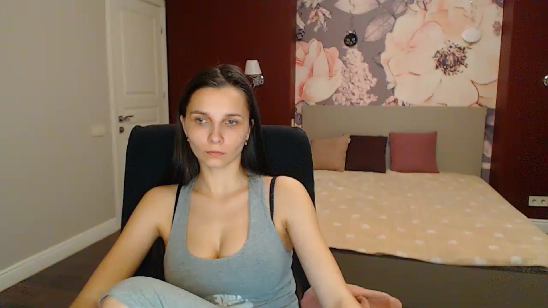 Gallery image thumbnail from Karina_Mils's myfreecams stream on, 04/12/2024, 18:25 image 9 of 20