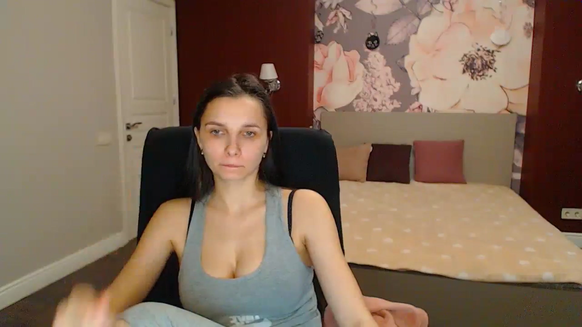 Gallery image thumbnail from Karina_Mils's myfreecams stream on, 04/12/2024, 18:25 image 16 of 20