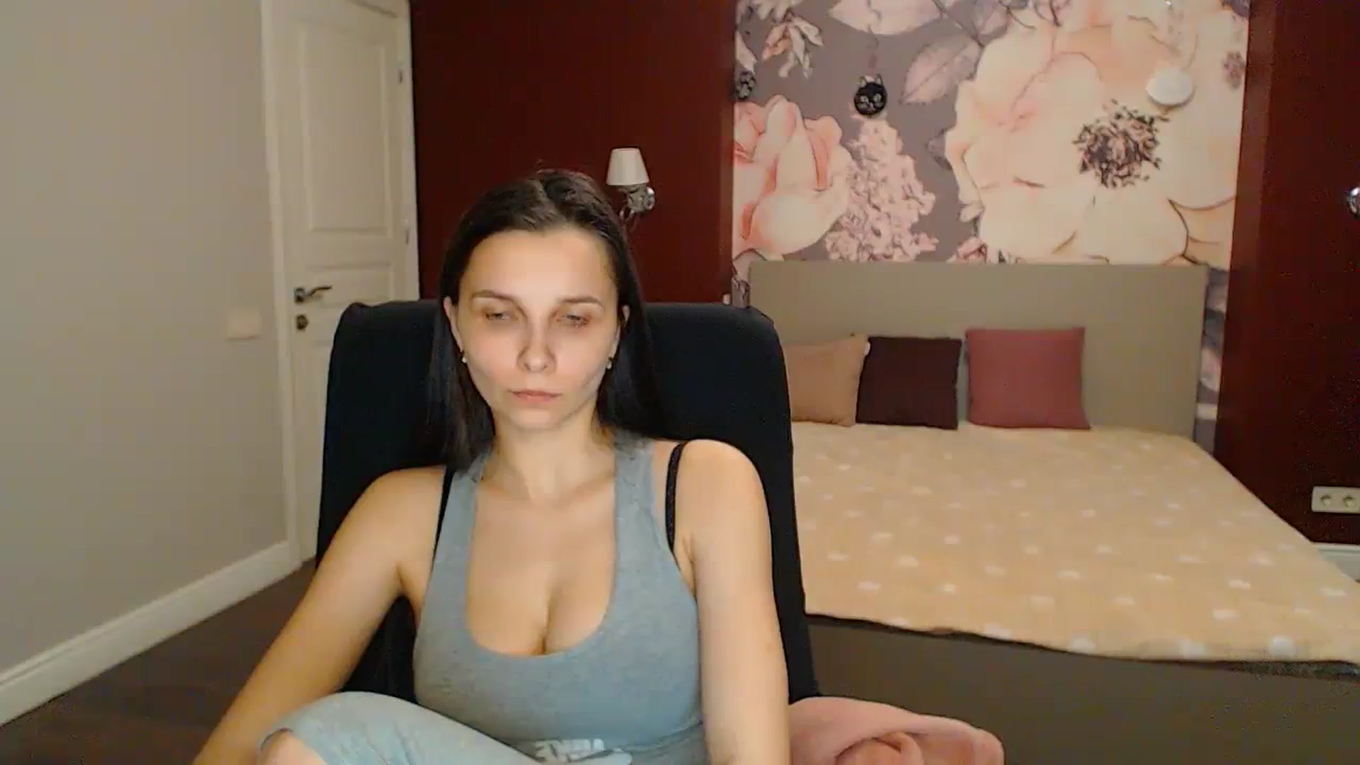 Gallery image thumbnail from Karina_Mils's myfreecams stream on, 04/12/2024, 18:25 image 14 of 20