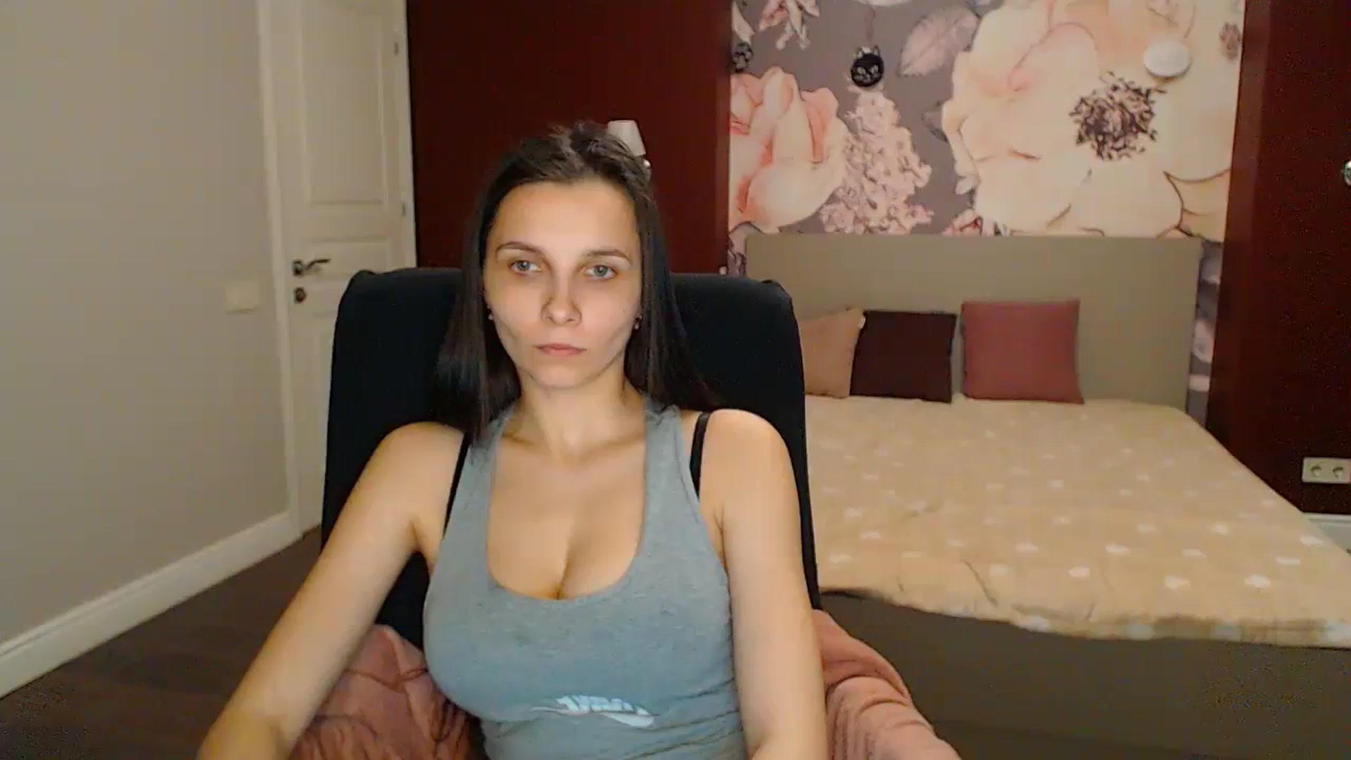 Gallery image thumbnail from Karina_Mils's myfreecams stream on, 04/12/2024, 19:45 image 7 of 20