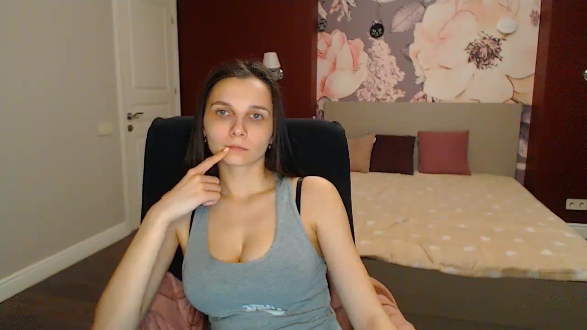 Gallery image thumbnail from Karina_Mils's myfreecams stream on, 04/12/2024, 19:45 image 9 of 20