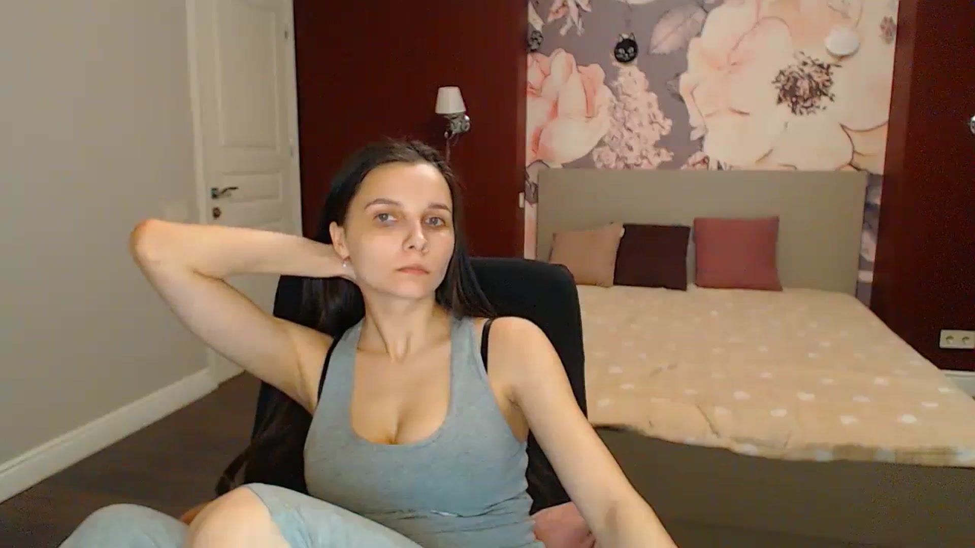 Gallery image thumbnail from Karina_Mils's myfreecams stream on, 04/12/2024, 19:45 image 12 of 20