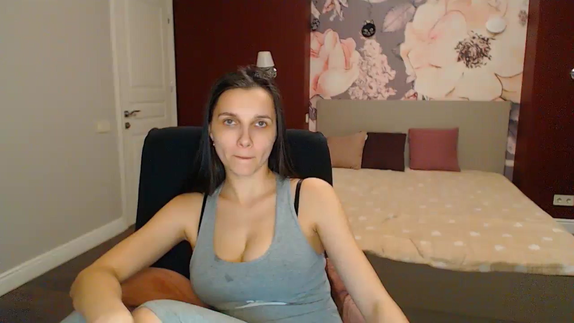 Gallery image thumbnail from Karina_Mils's myfreecams stream on, 04/12/2024, 19:45 image 3 of 20