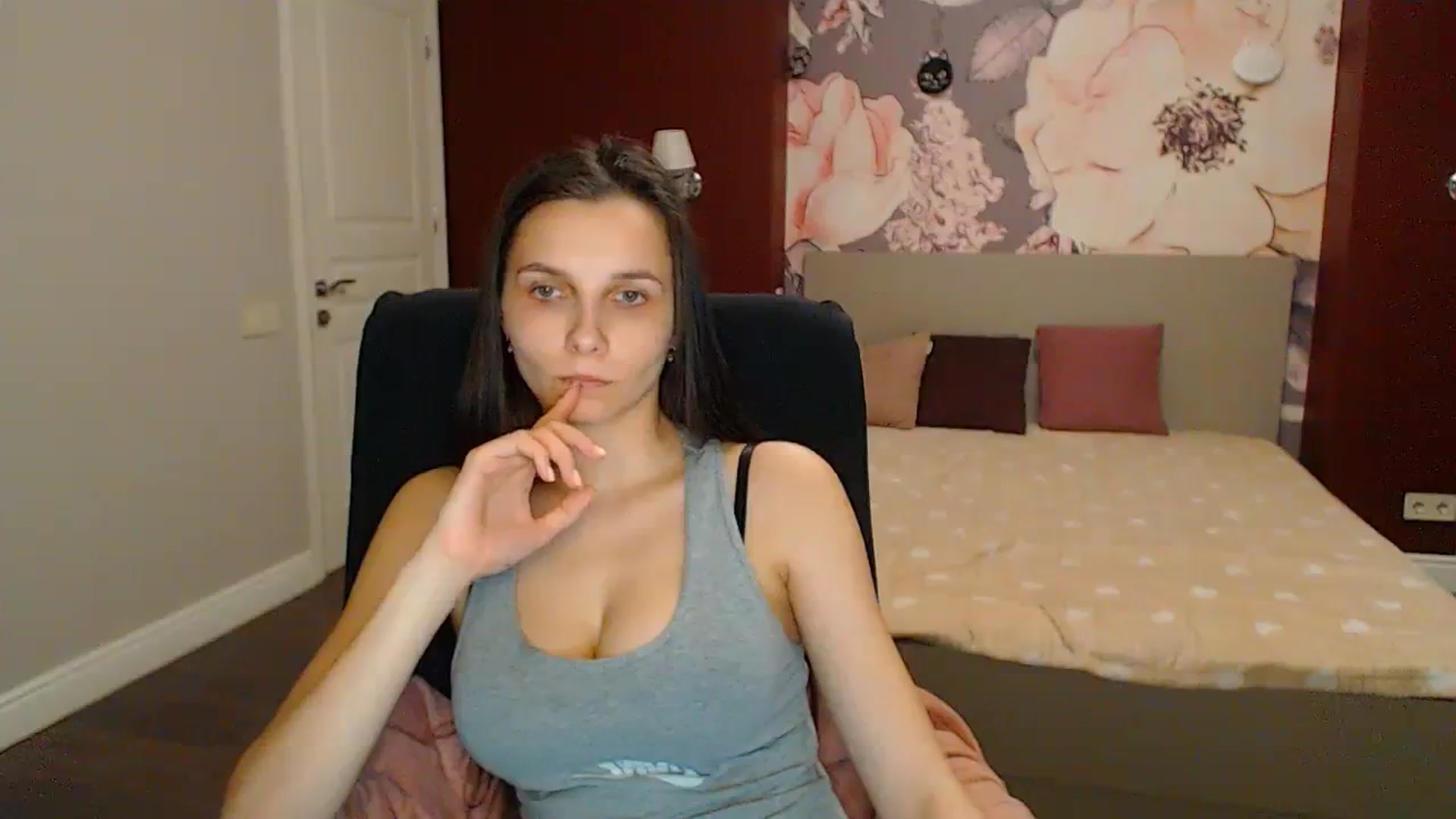 Gallery image thumbnail from Karina_Mils's myfreecams stream on, 04/12/2024, 19:45 image 8 of 20