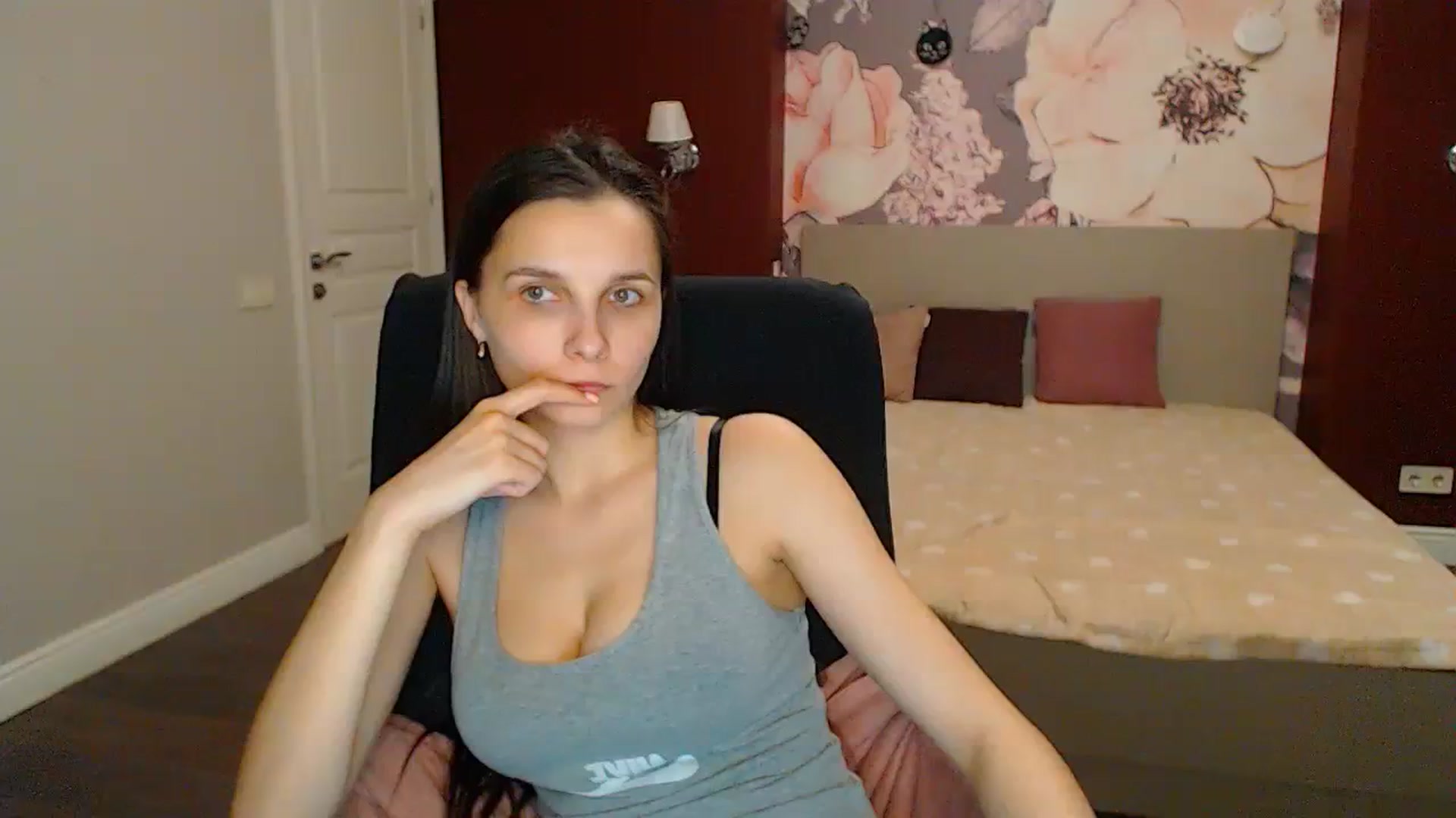 Gallery image thumbnail from Karina_Mils's myfreecams stream on, 04/12/2024, 20:24 image 1 of 20