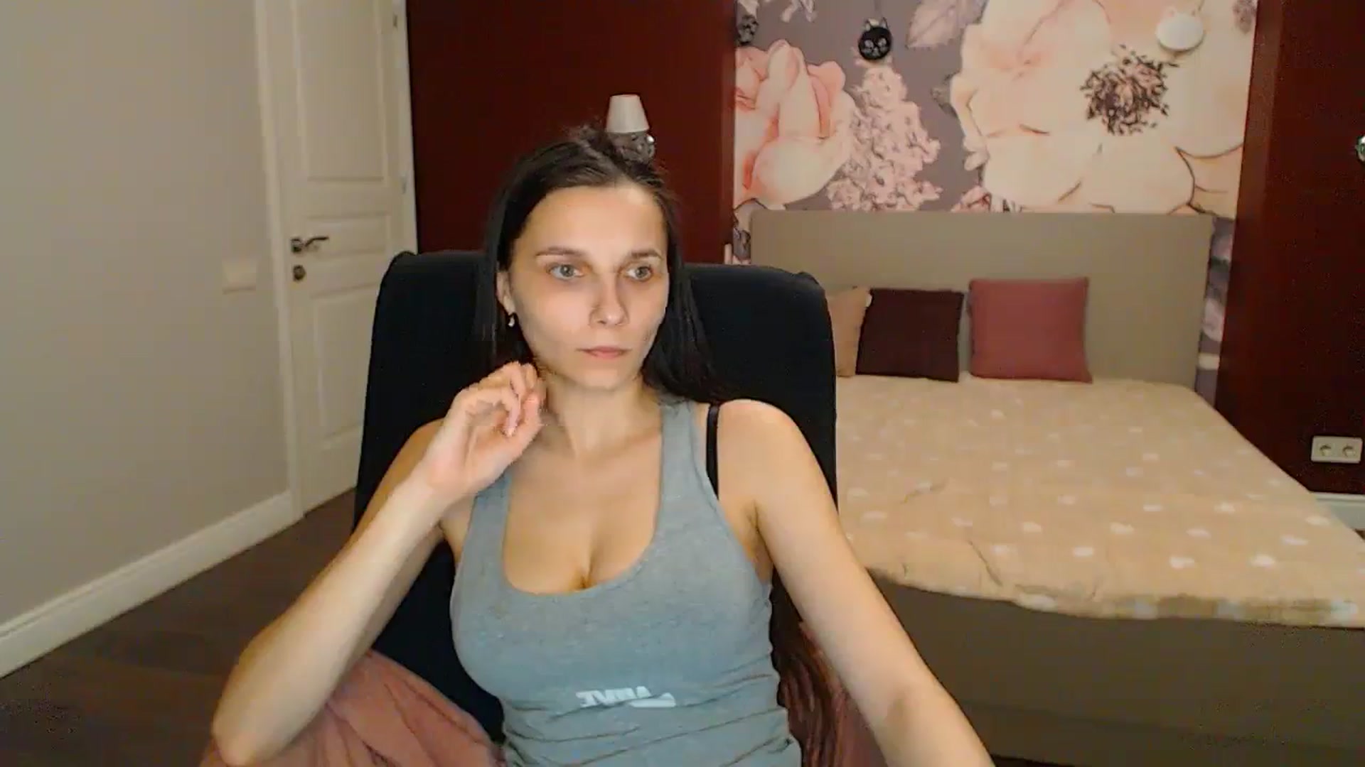 Gallery image thumbnail from Karina_Mils's myfreecams stream on, 04/12/2024, 20:24 image 6 of 20