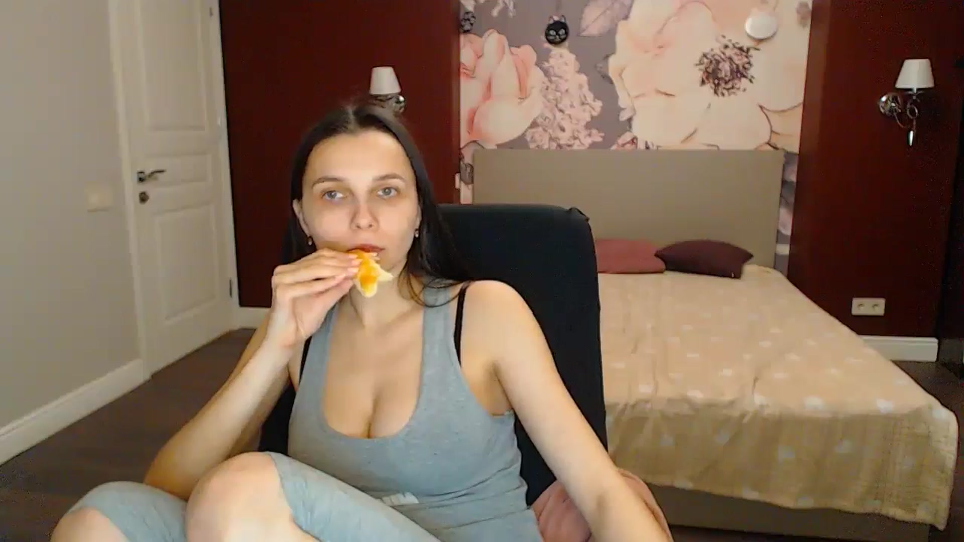 Gallery image thumbnail from Karina_Mils's myfreecams stream on, 04/26/2024, 17:50 image 10 of 20