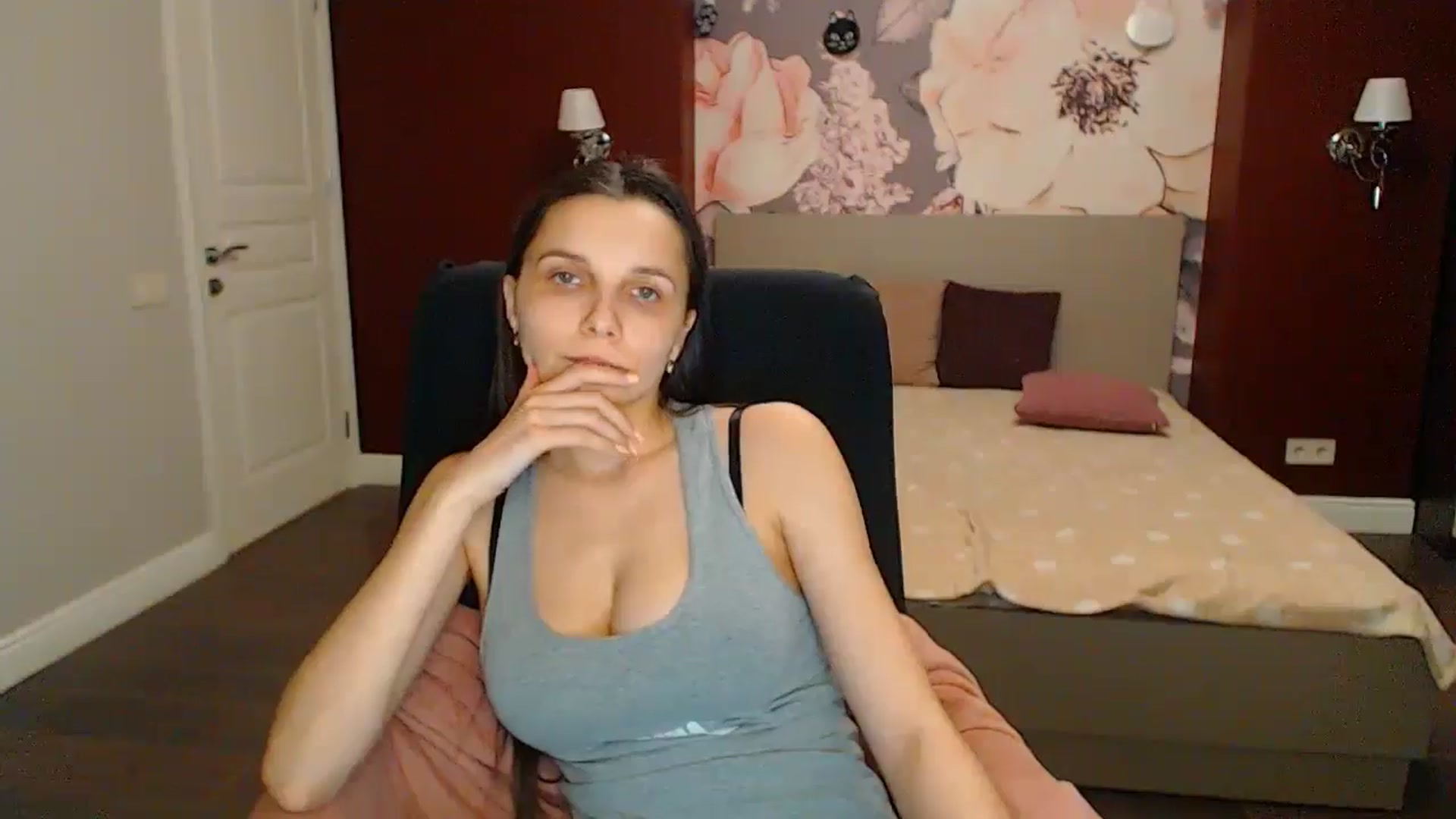 Gallery image thumbnail from Karina_Mils's myfreecams stream on, 04/28/2024, 16:36 image 4 of 20