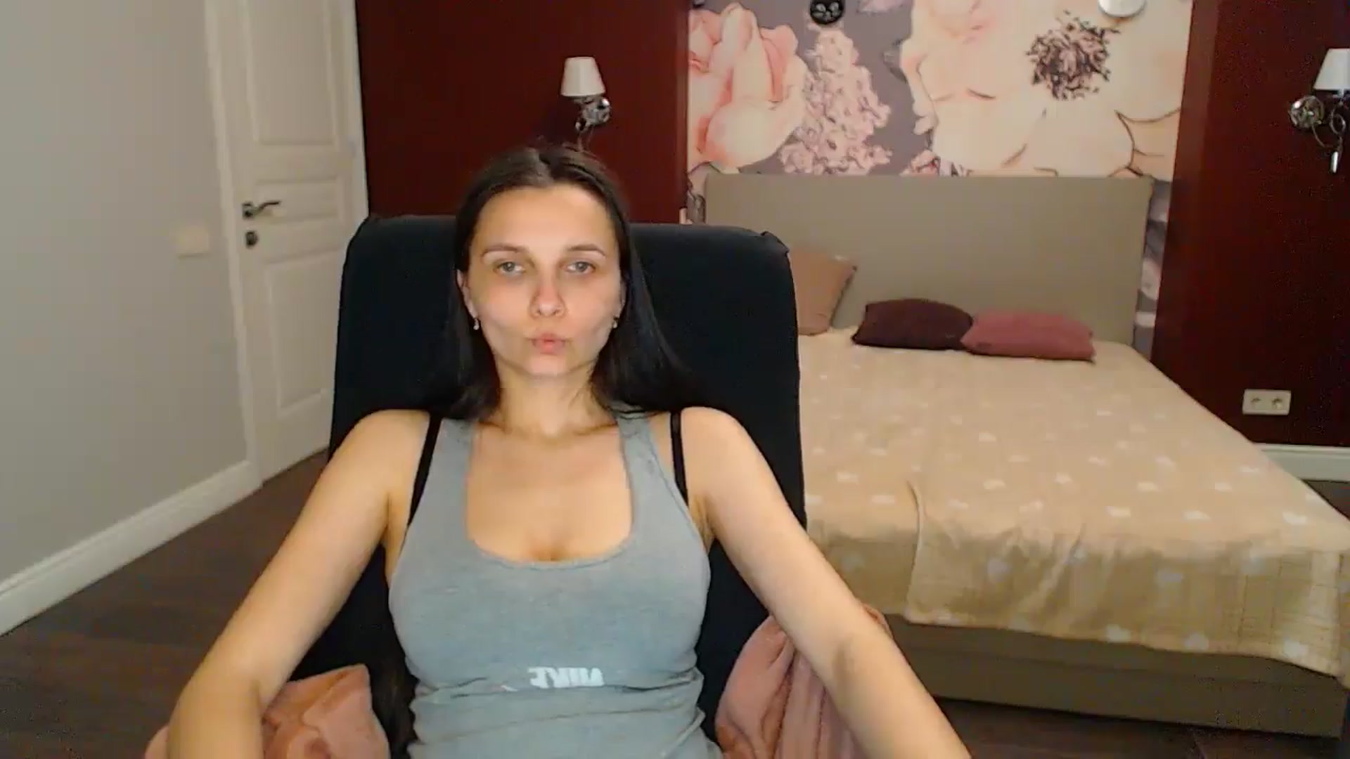 Gallery image thumbnail from Karina_Mils's myfreecams stream on, 05/03/2024, 16:02 image 18 of 20