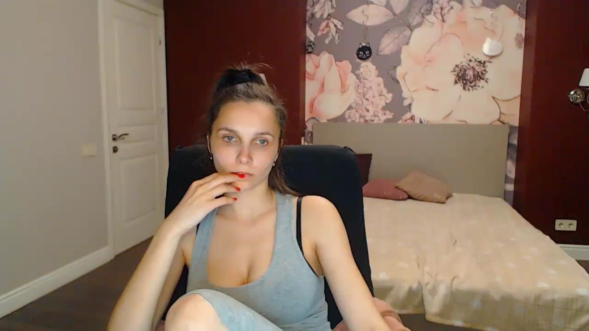 Gallery image thumbnail from Karina_Mils's myfreecams stream on, 05/17/2024, 19:40 image 12 of 20