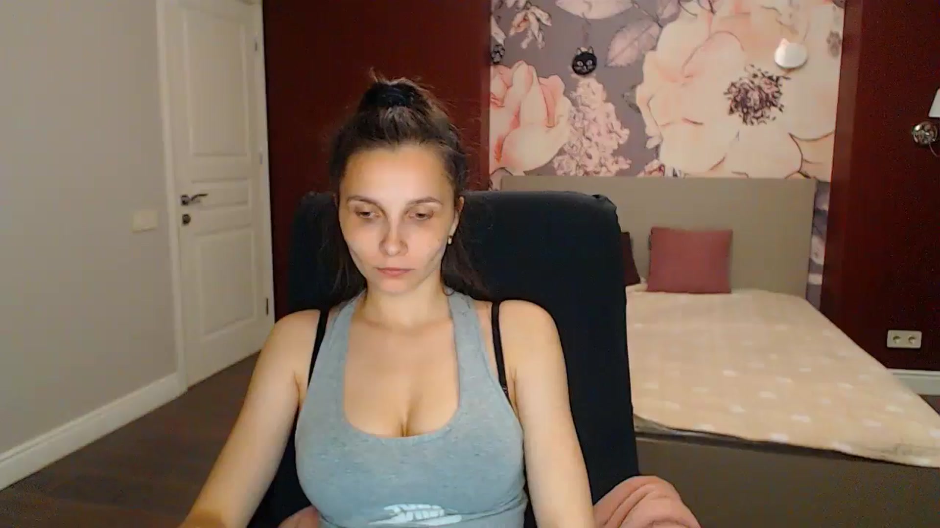 Gallery image thumbnail from Karina_Mils's myfreecams stream on, 05/18/2024, 18:01 image 14 of 20