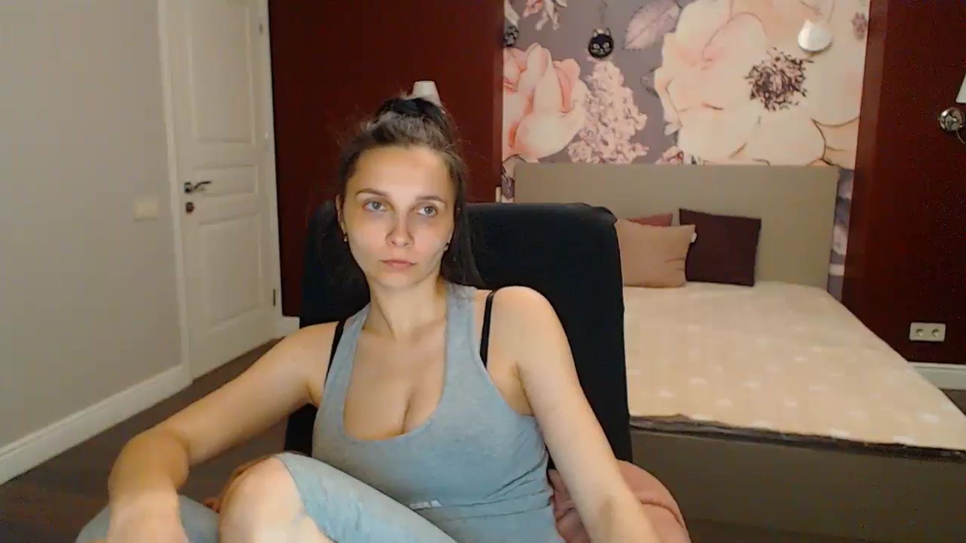 Gallery image thumbnail from Karina_Mils's myfreecams stream on, 05/19/2024, 17:42 image 7 of 20