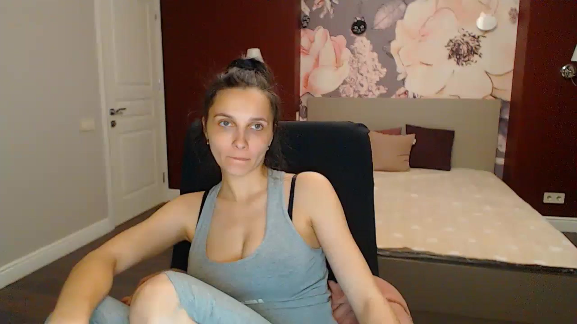Gallery image thumbnail from Karina_Mils's myfreecams stream on, 05/19/2024, 17:42 image 9 of 20