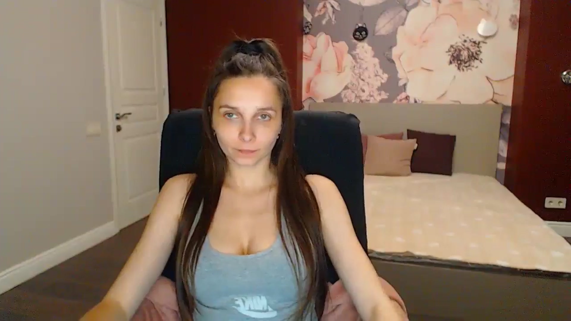 Gallery image thumbnail from Karina_Mils's myfreecams stream on, 05/19/2024, 17:42 image 12 of 20
