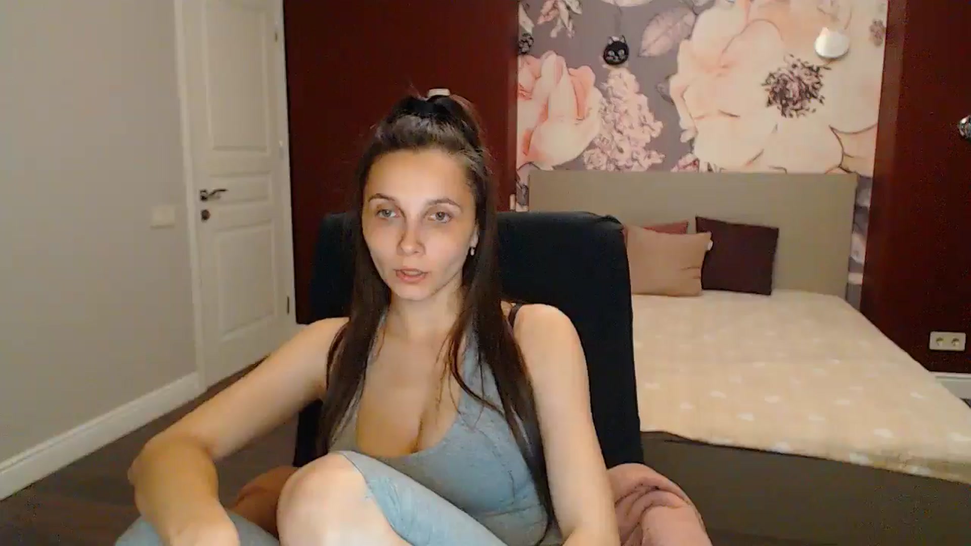 Gallery image thumbnail from Karina_Mils's myfreecams stream on, 05/19/2024, 19:27 image 5 of 20