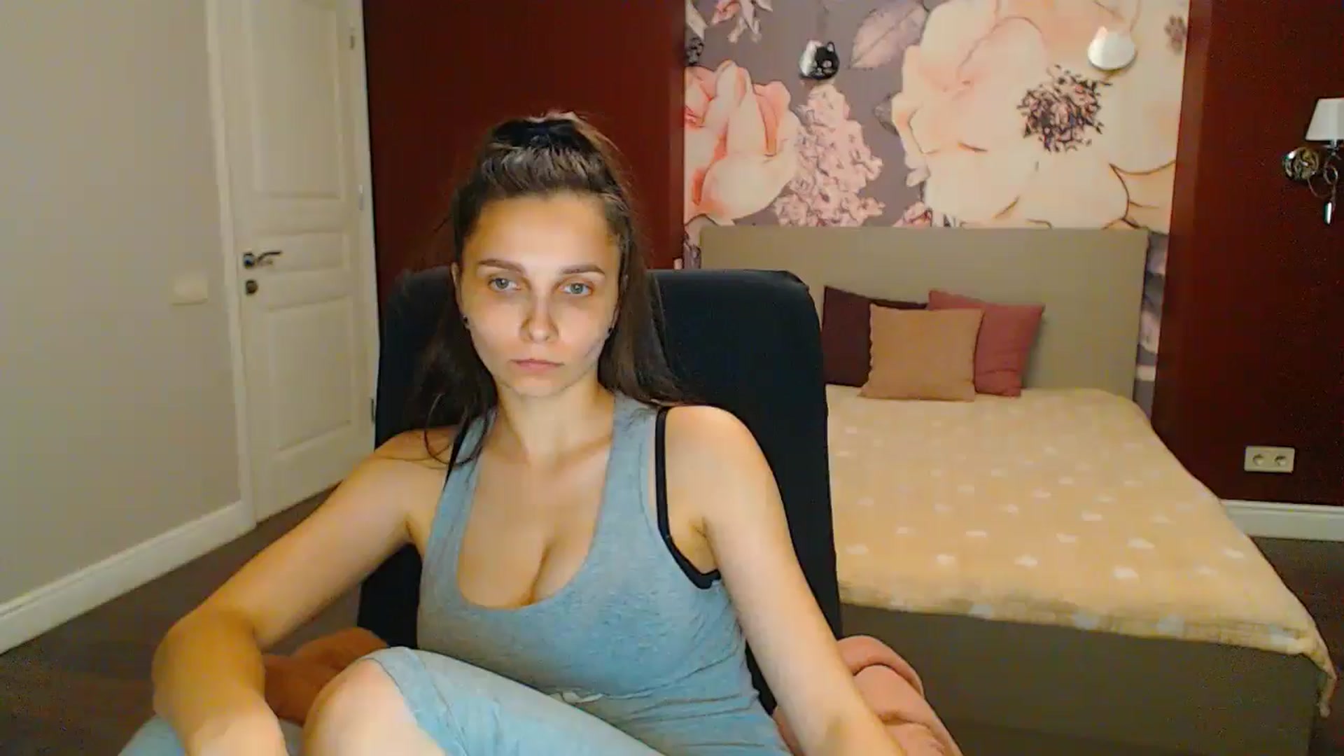 Gallery image thumbnail from Karina_Mils's myfreecams stream on, 06/23/2024, 19:33 image 14 of 20