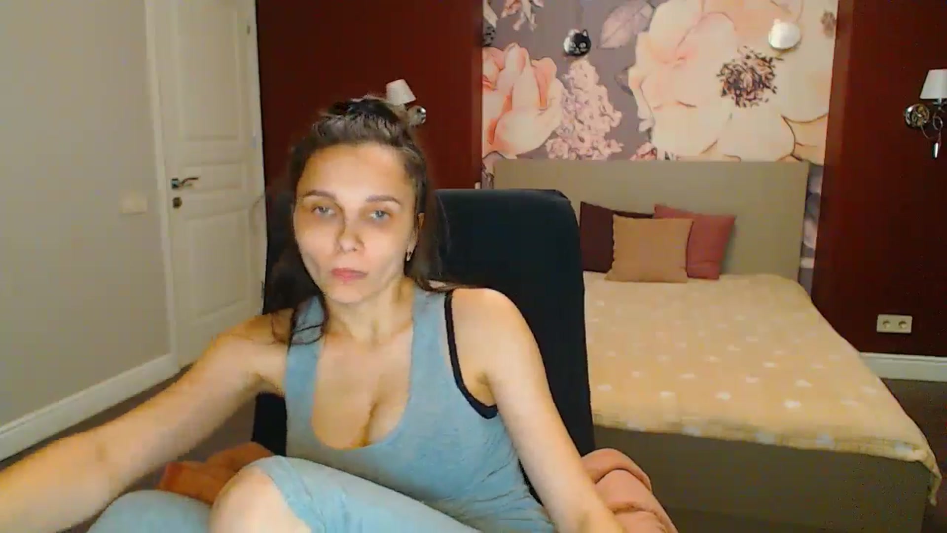 Gallery image thumbnail from Karina_Mils's myfreecams stream on, 06/23/2024, 19:33 image 15 of 20