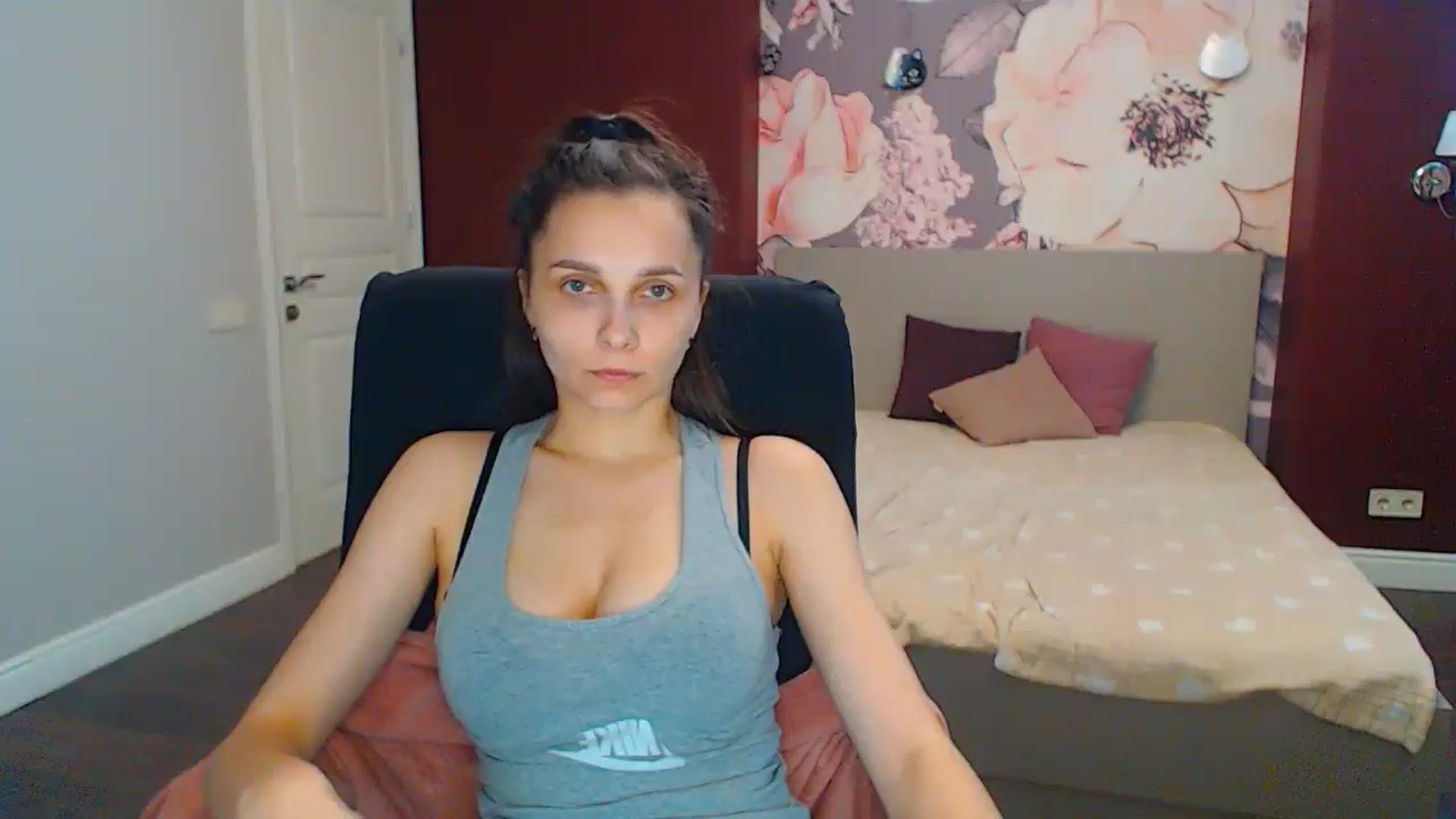 Gallery image thumbnail from Karina_Mils's myfreecams stream on, 06/24/2024, 11:03 image 14 of 20