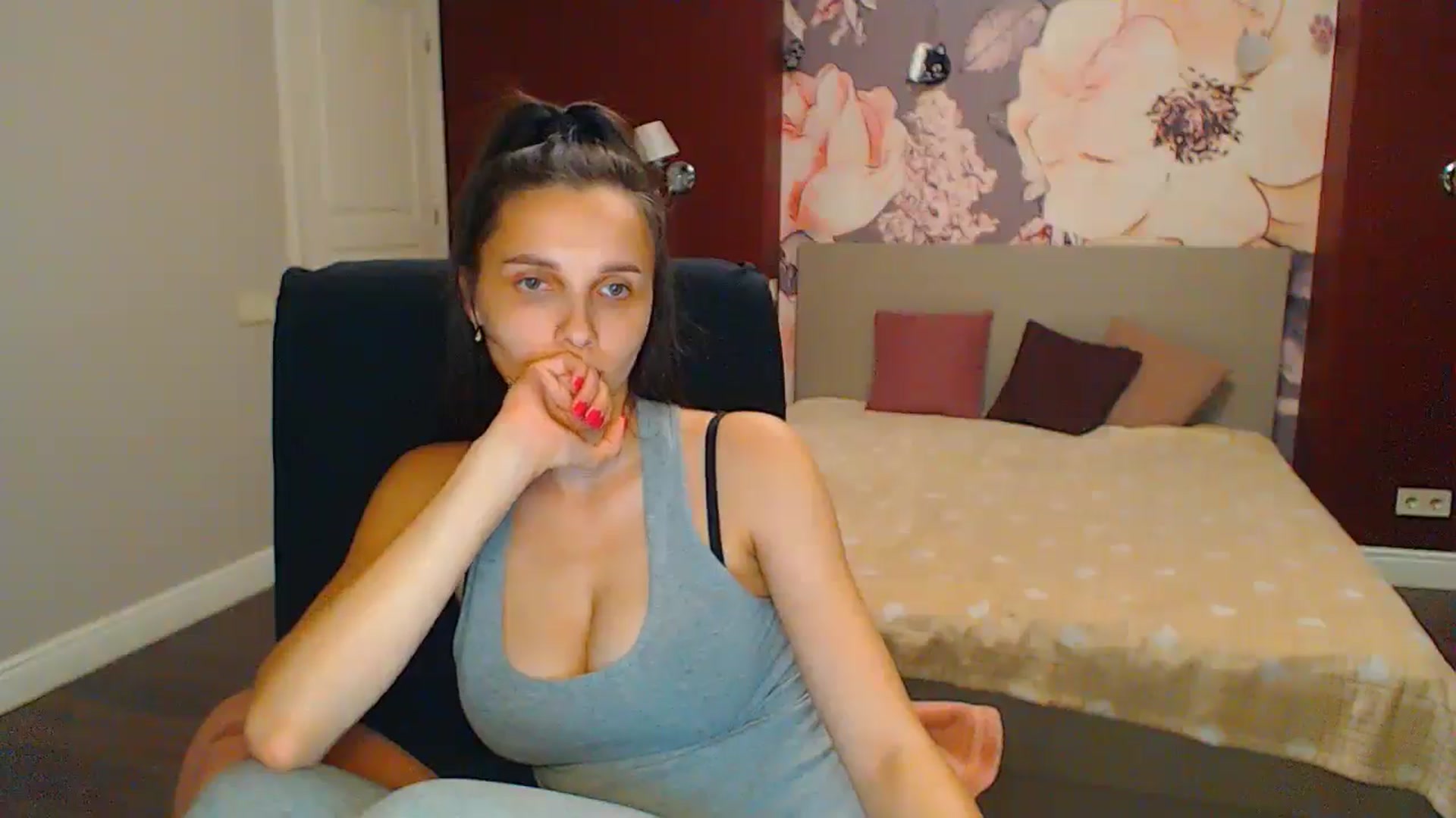 Gallery image thumbnail from Karina_Mils's myfreecams stream on, 06/30/2024, 20:40 image 13 of 20