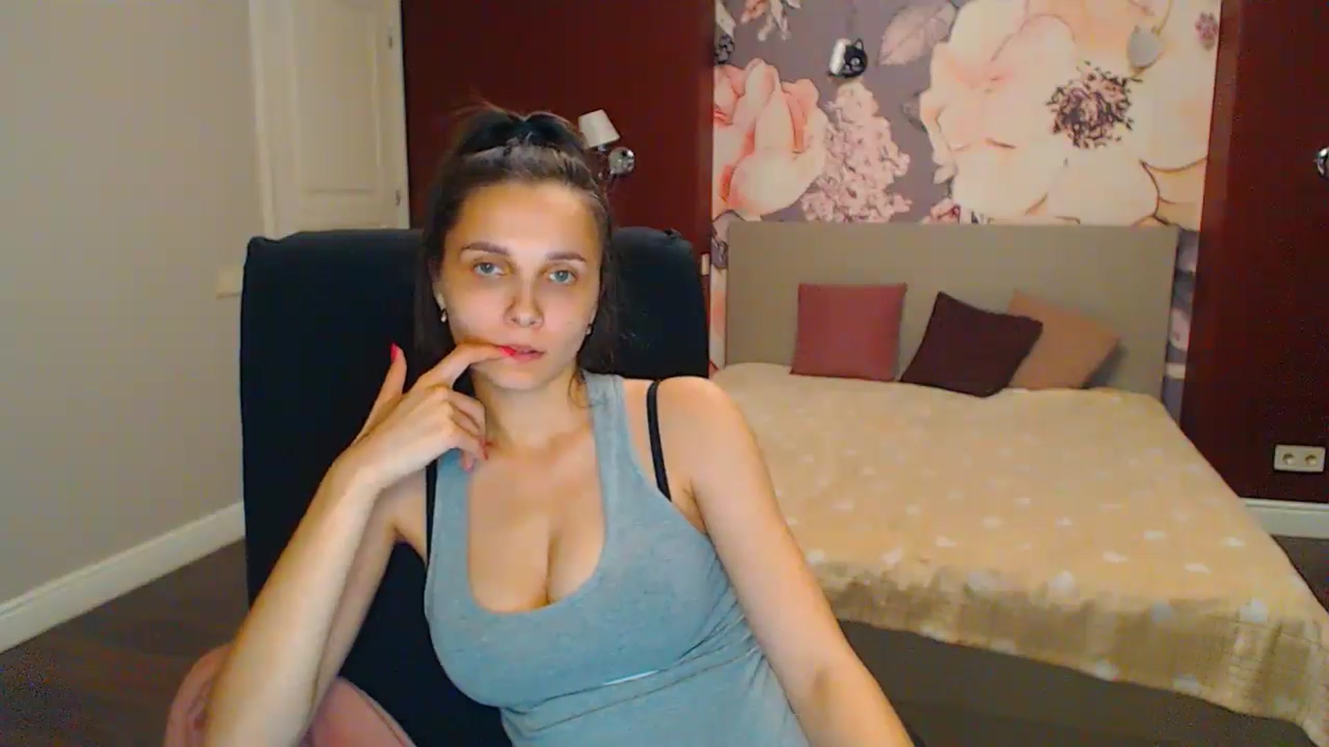 Gallery image thumbnail from Karina_Mils's myfreecams stream on, 06/30/2024, 20:40 image 15 of 20