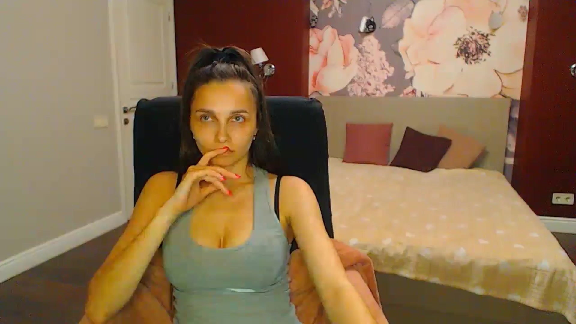 Gallery image thumbnail from Karina_Mils's myfreecams stream on, 06/30/2024, 20:40 image 17 of 20