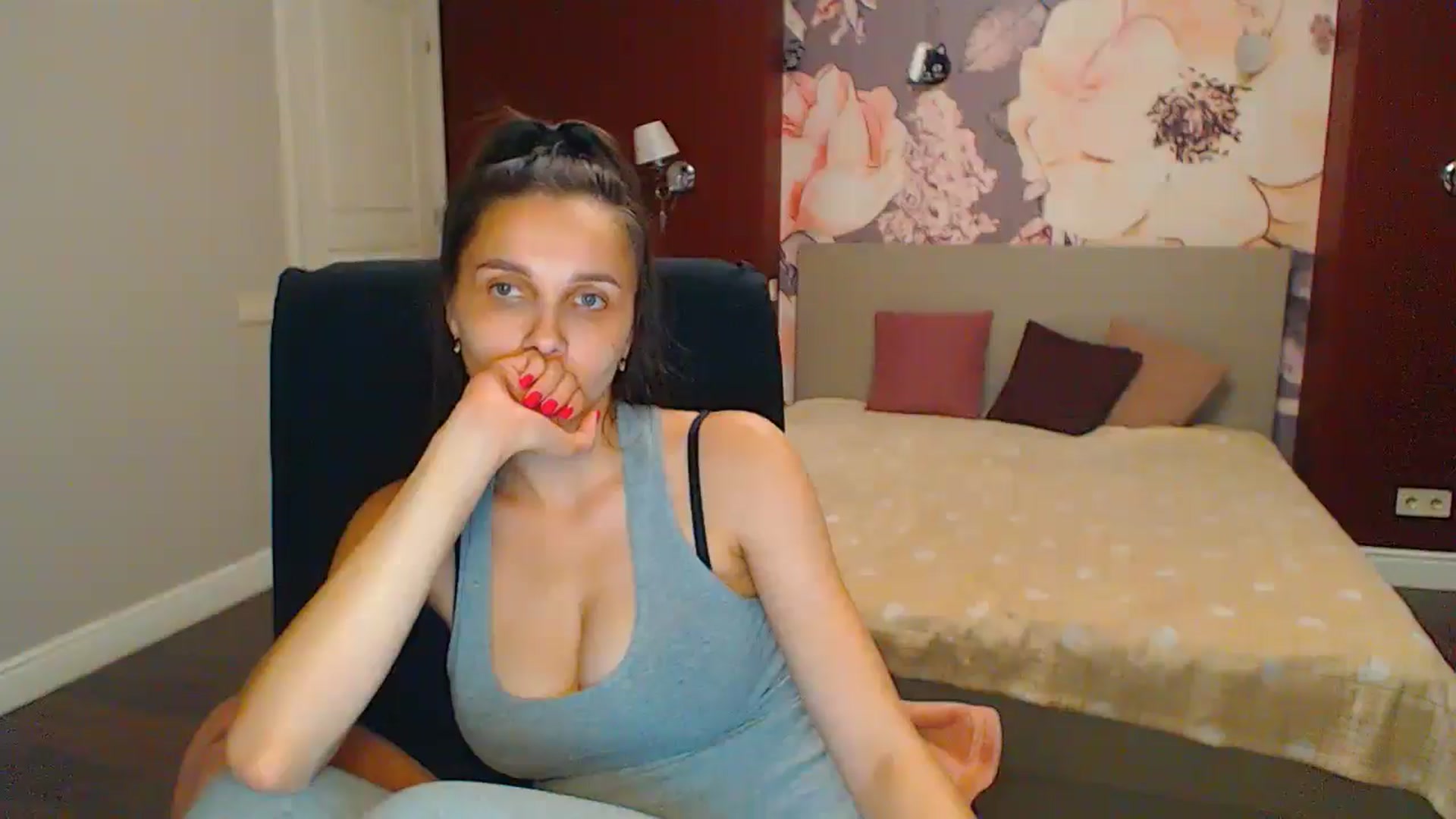 Gallery image thumbnail from Karina_Mils's myfreecams stream on, 06/30/2024, 20:40 image 14 of 20