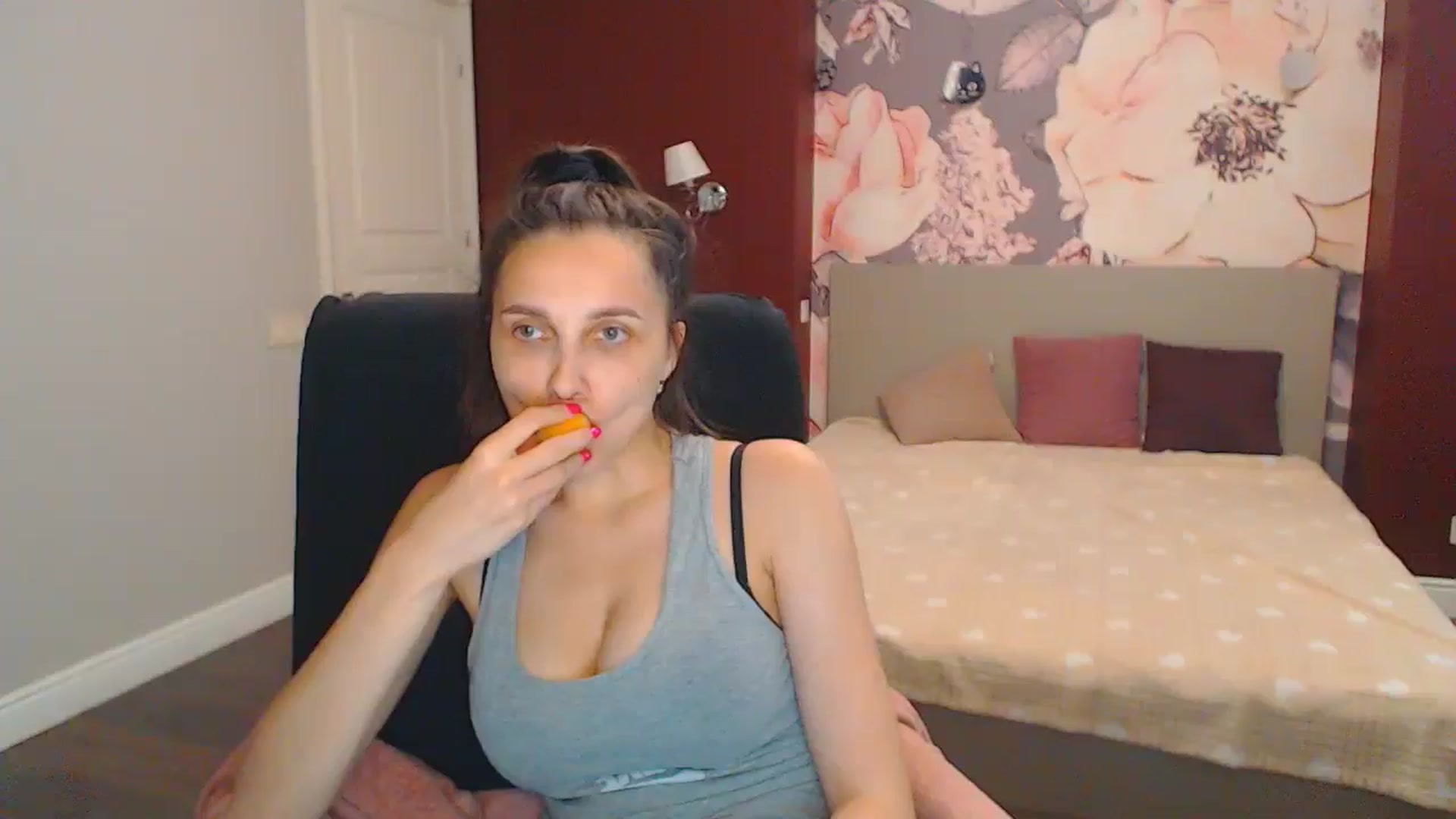 Gallery image thumbnail from Karina_Mils's myfreecams stream on, 07/06/2024, 15:46 image 15 of 20