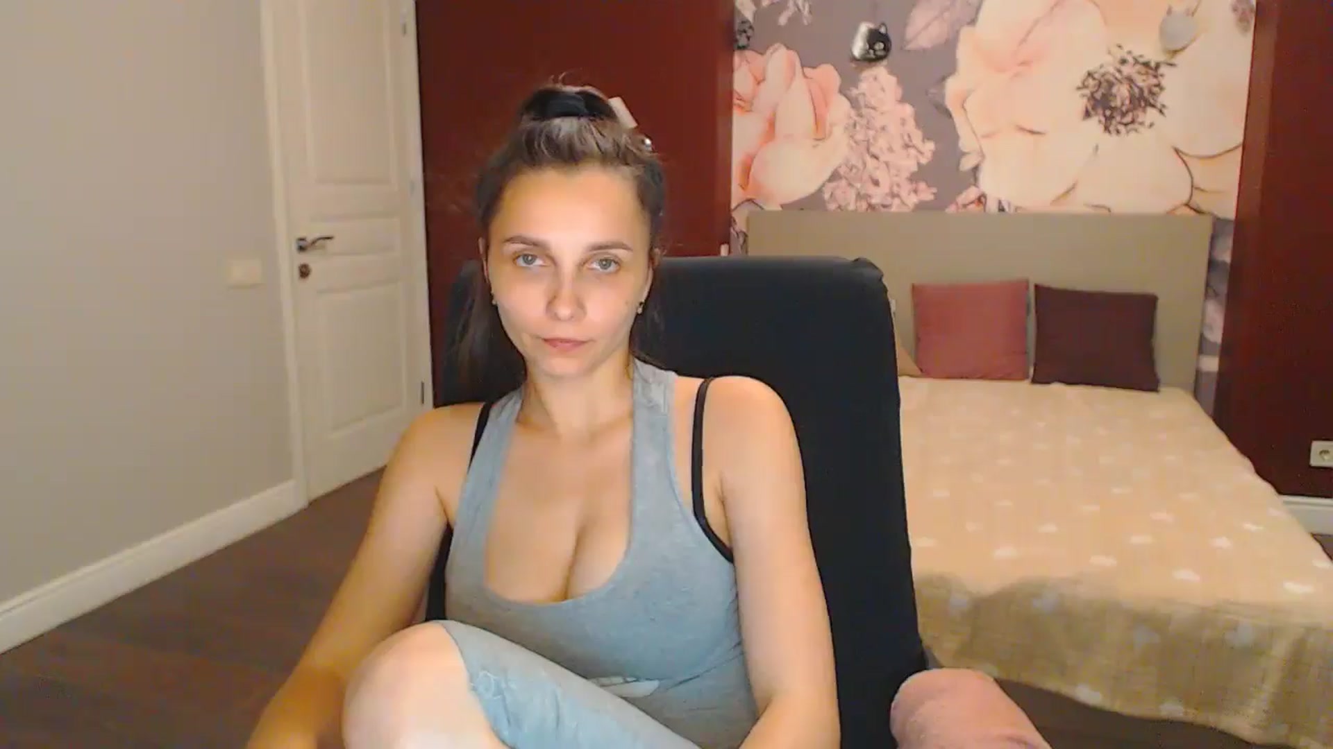 Gallery image thumbnail from Karina_Mils's myfreecams stream on, 07/06/2024, 17:31 image 12 of 20