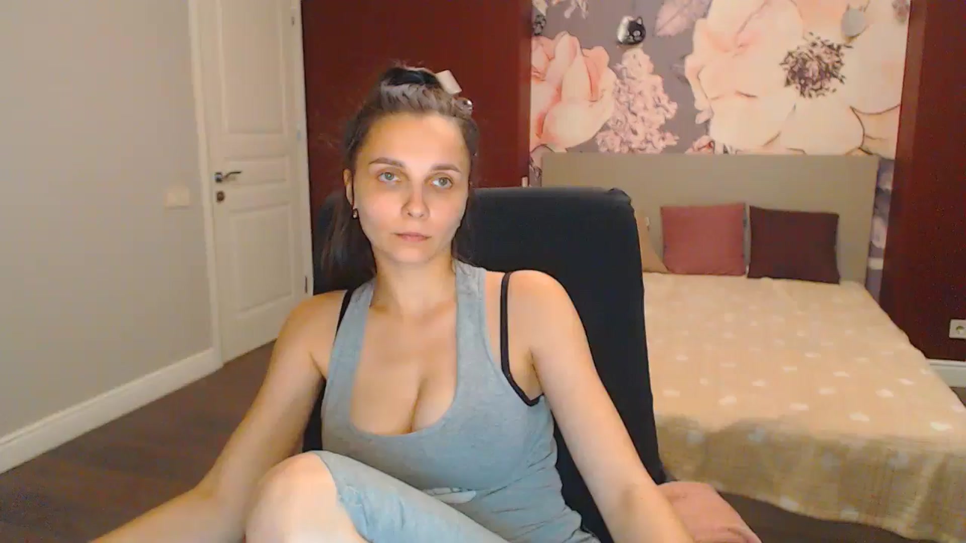 Gallery image thumbnail from Karina_Mils's myfreecams stream on, 07/06/2024, 17:31 image 10 of 20