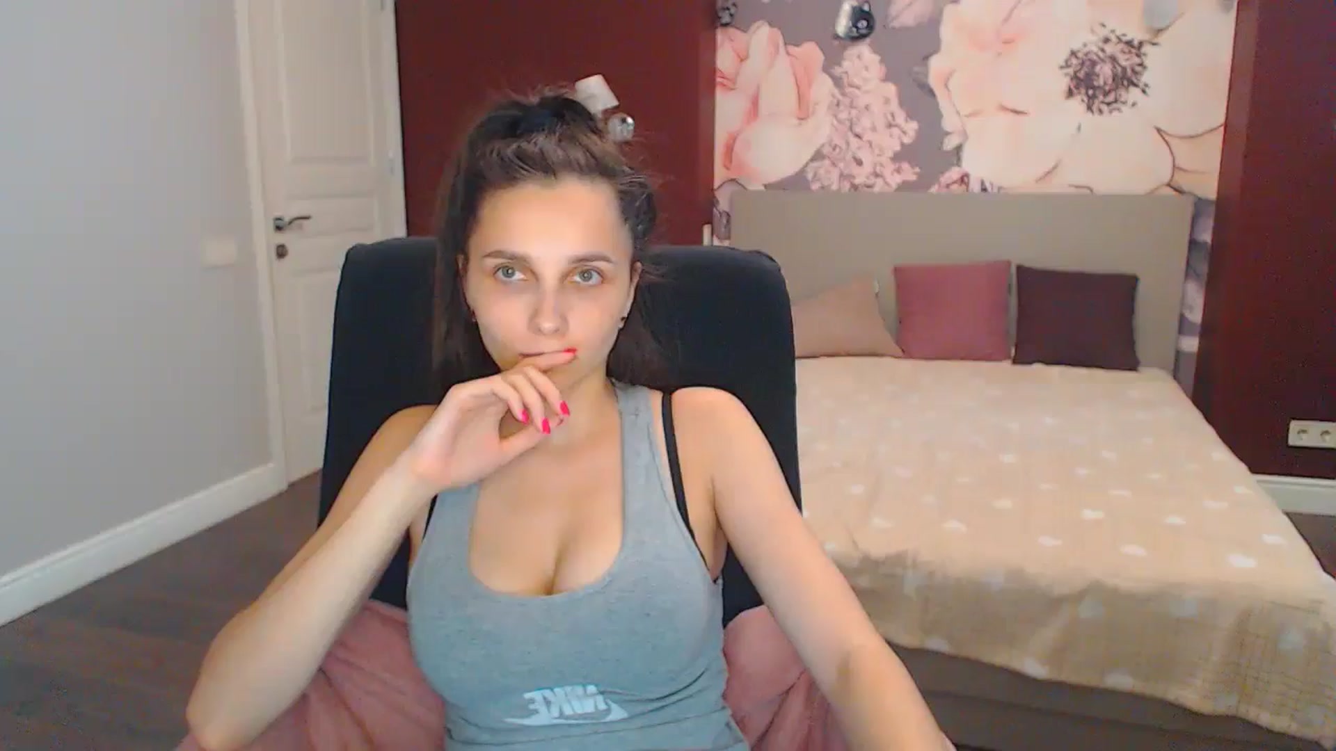 Gallery image thumbnail from Karina_Mils's myfreecams stream on, 07/07/2024, 11:30 image 5 of 20