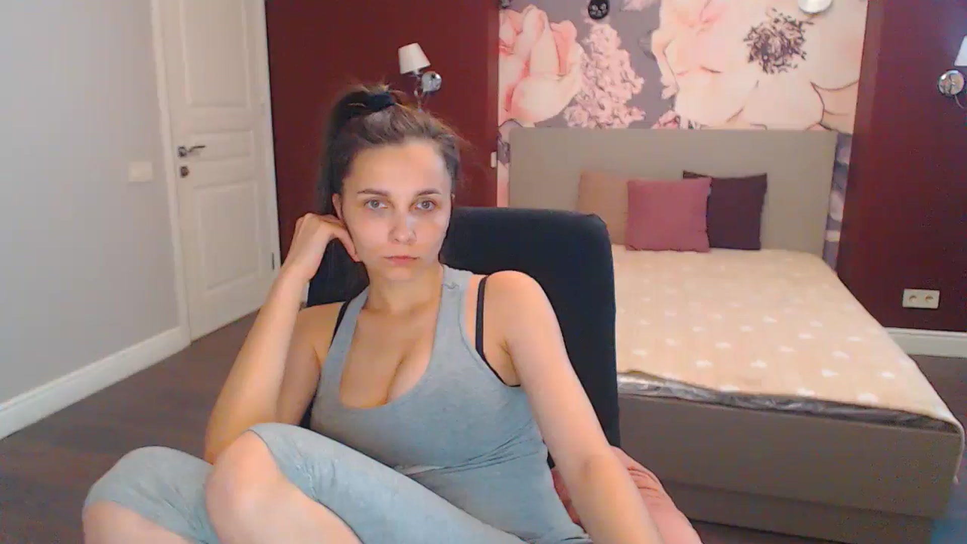 Gallery image thumbnail from Karina_Mils's myfreecams stream on, 07/19/2024, 14:00 image 6 of 20