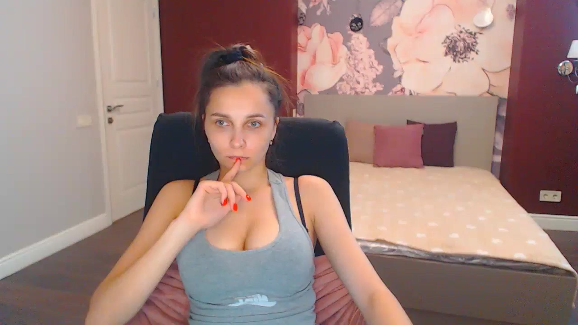 Gallery image thumbnail from Karina_Mils's myfreecams stream on, 07/19/2024, 14:00 image 12 of 20