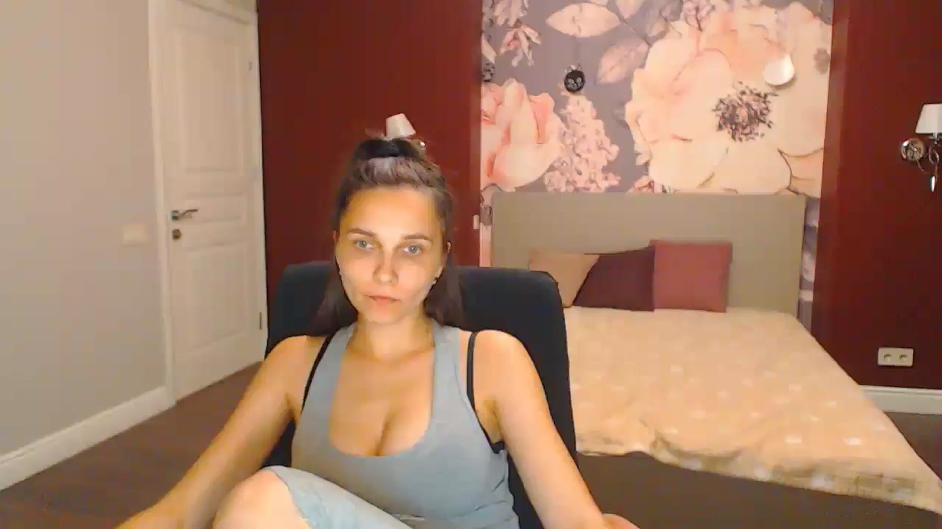 Gallery image thumbnail from Karina_Mils's myfreecams stream on, 07/21/2024, 19:08 image 4 of 20
