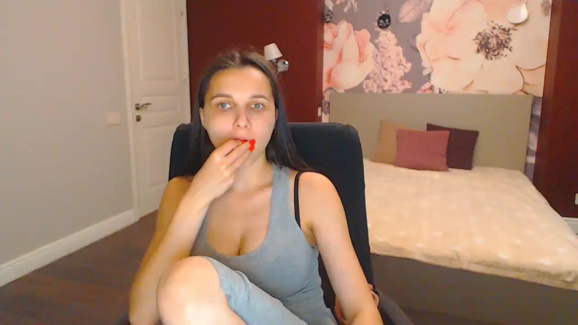 Gallery image thumbnail from Karina_Mils's myfreecams stream on, 07/26/2024, 14:35 image 10 of 20