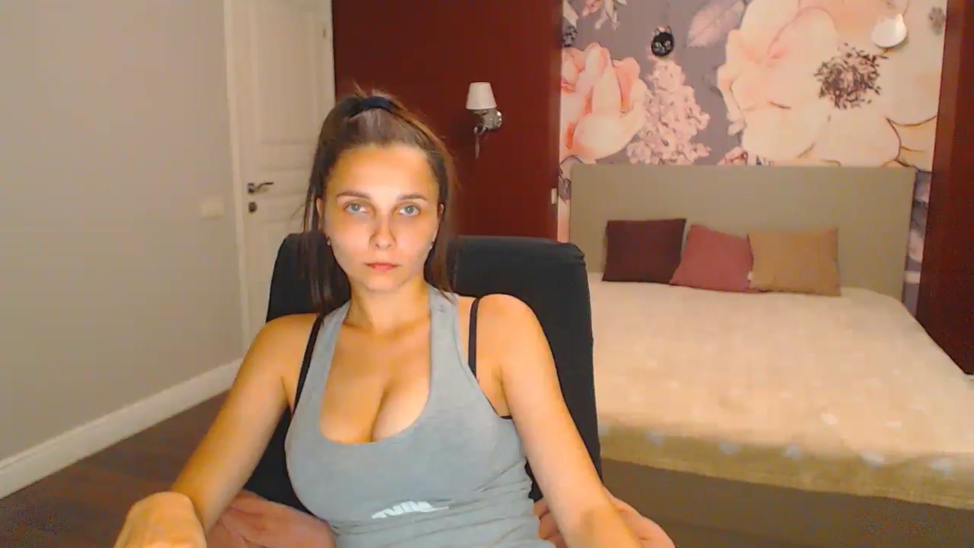 Gallery image thumbnail from Karina_Mils's myfreecams stream on, 08/03/2024, 19:16 image 15 of 20