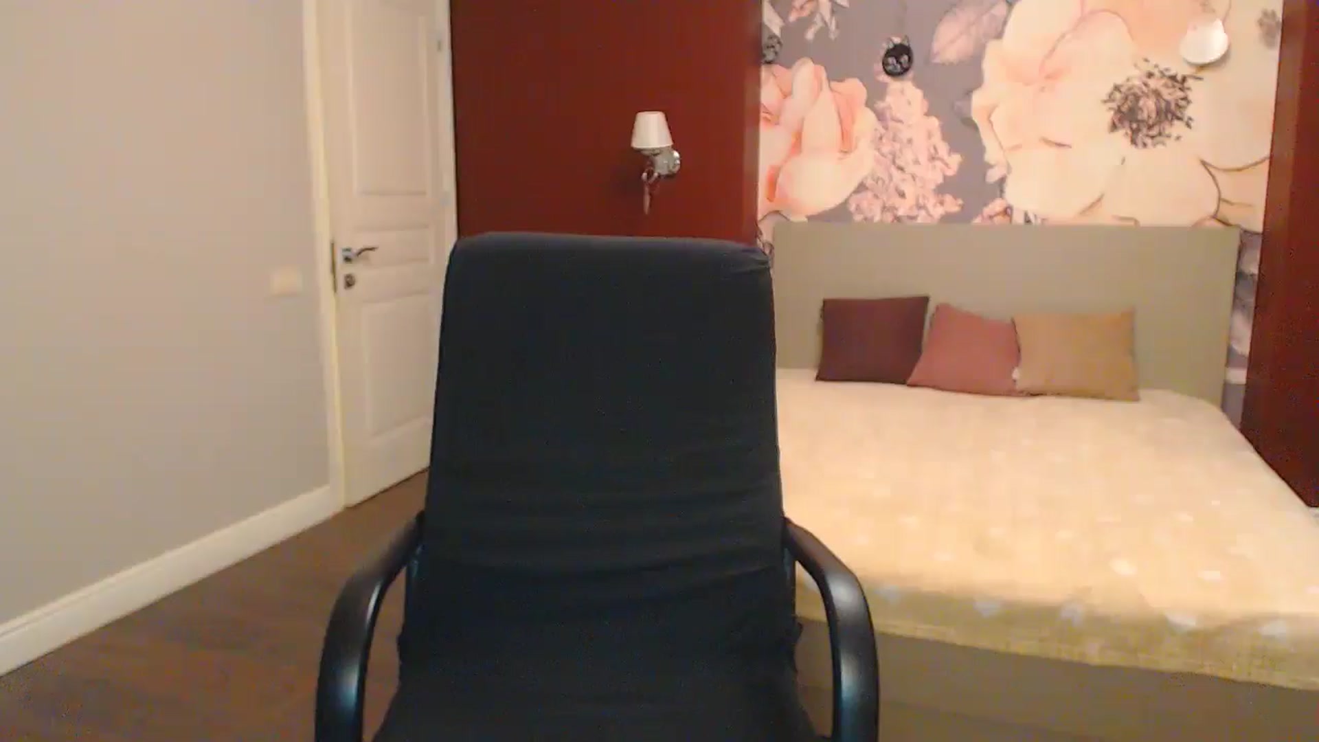 Gallery image thumbnail from Karina_Mils's myfreecams stream on, 08/03/2024, 19:16 image 14 of 20