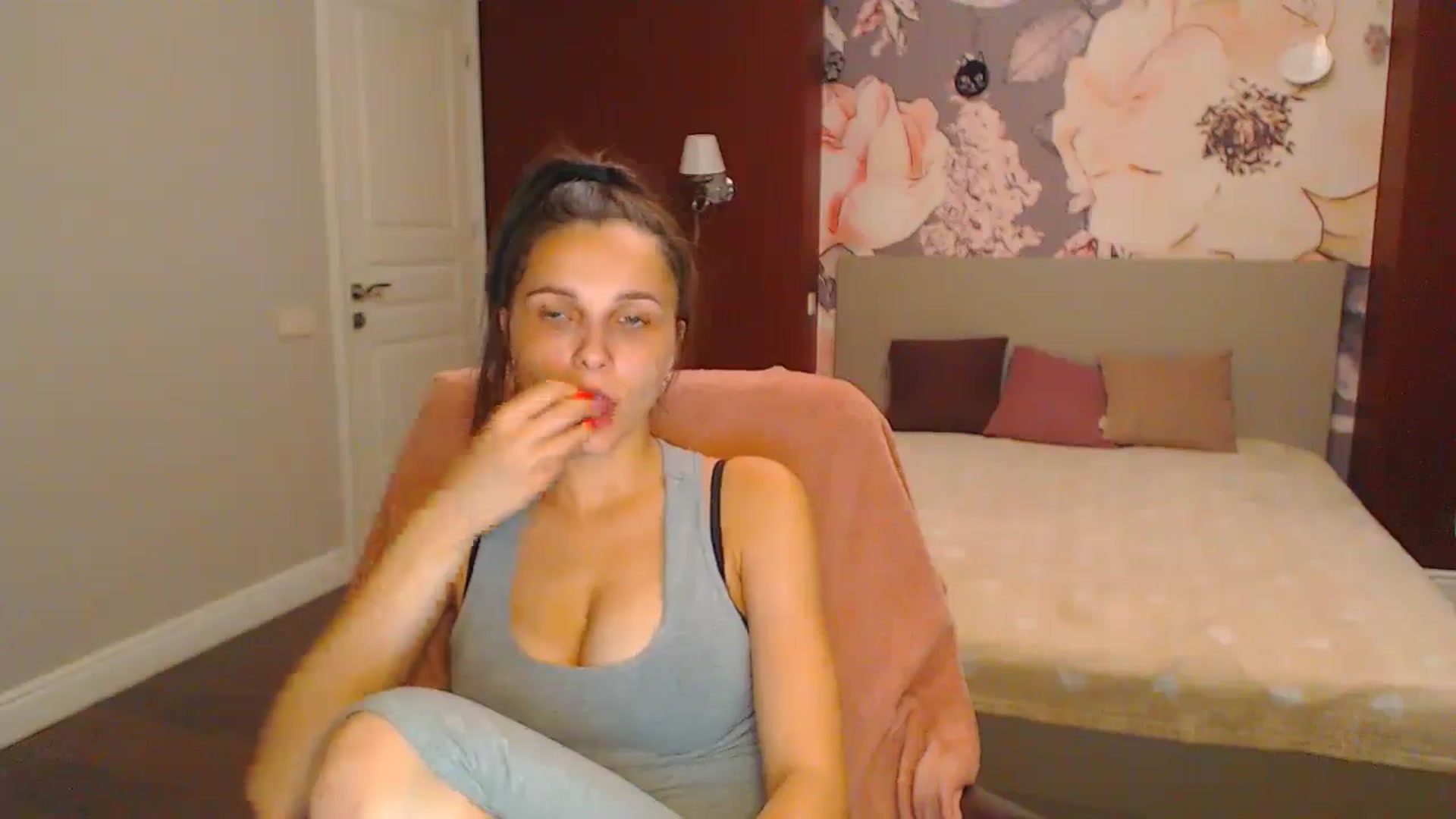 Gallery image thumbnail from Karina_Mils's myfreecams stream on, 08/03/2024, 19:16 image 2 of 20