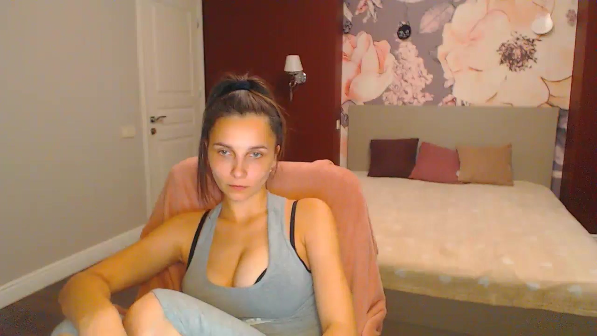 Gallery image thumbnail from Karina_Mils's myfreecams stream on, 08/03/2024, 19:16 image 10 of 20