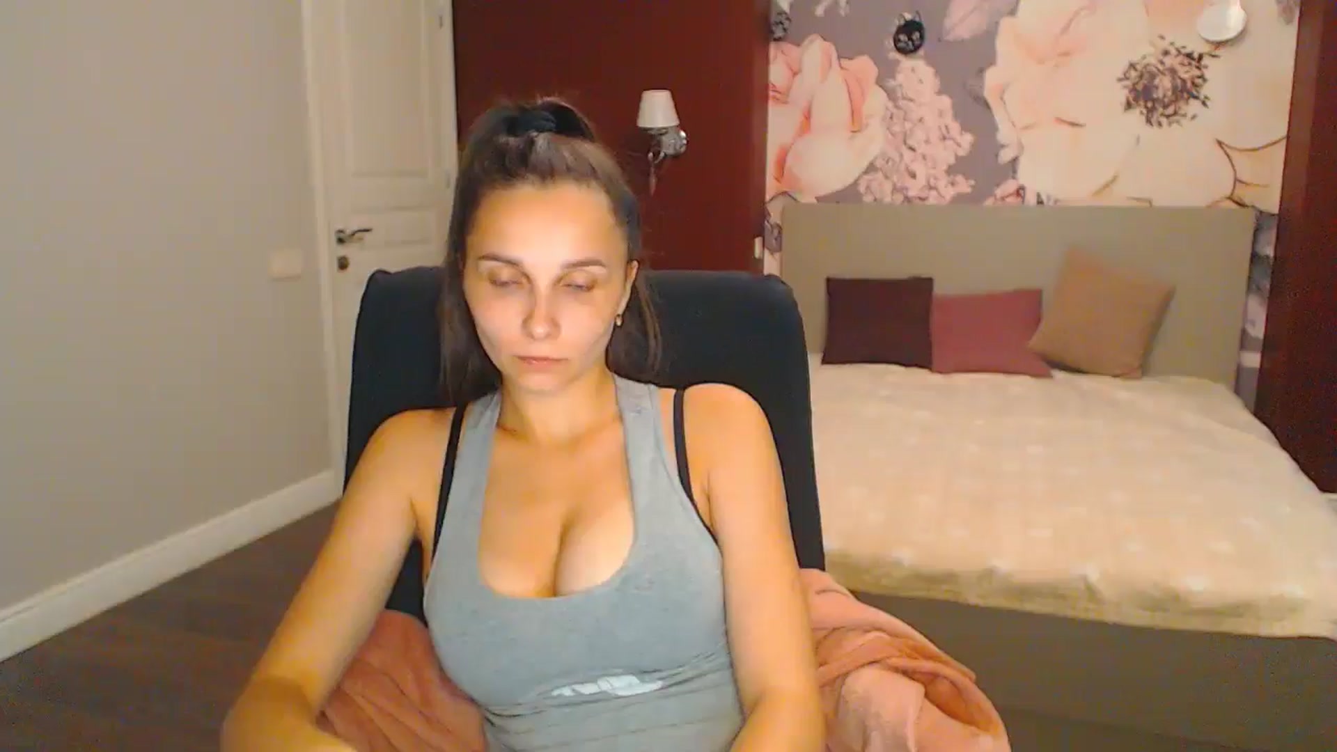 Gallery image thumbnail from Karina_Mils's myfreecams stream on, 08/04/2024, 16:57 image 13 of 20