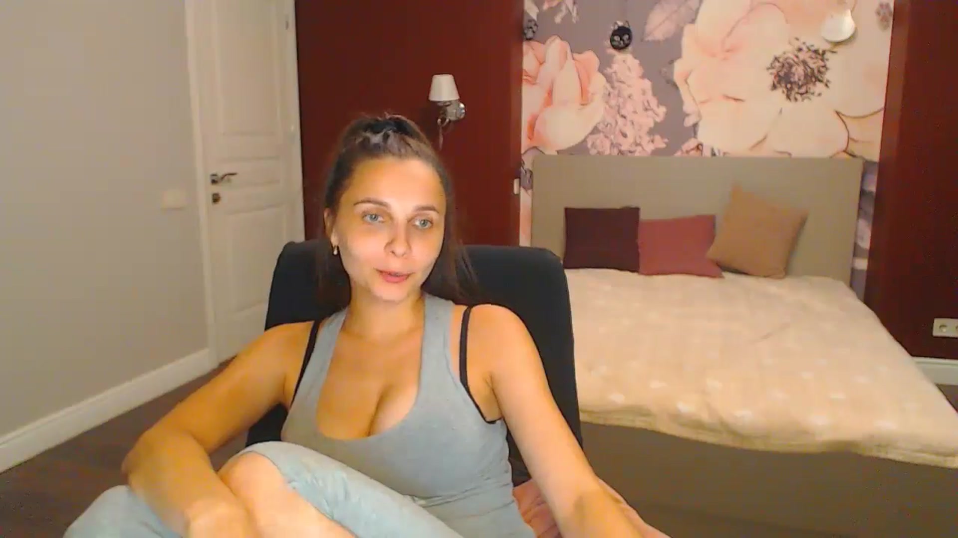 Gallery image thumbnail from Karina_Mils's myfreecams stream on, 08/04/2024, 19:59 image 5 of 20