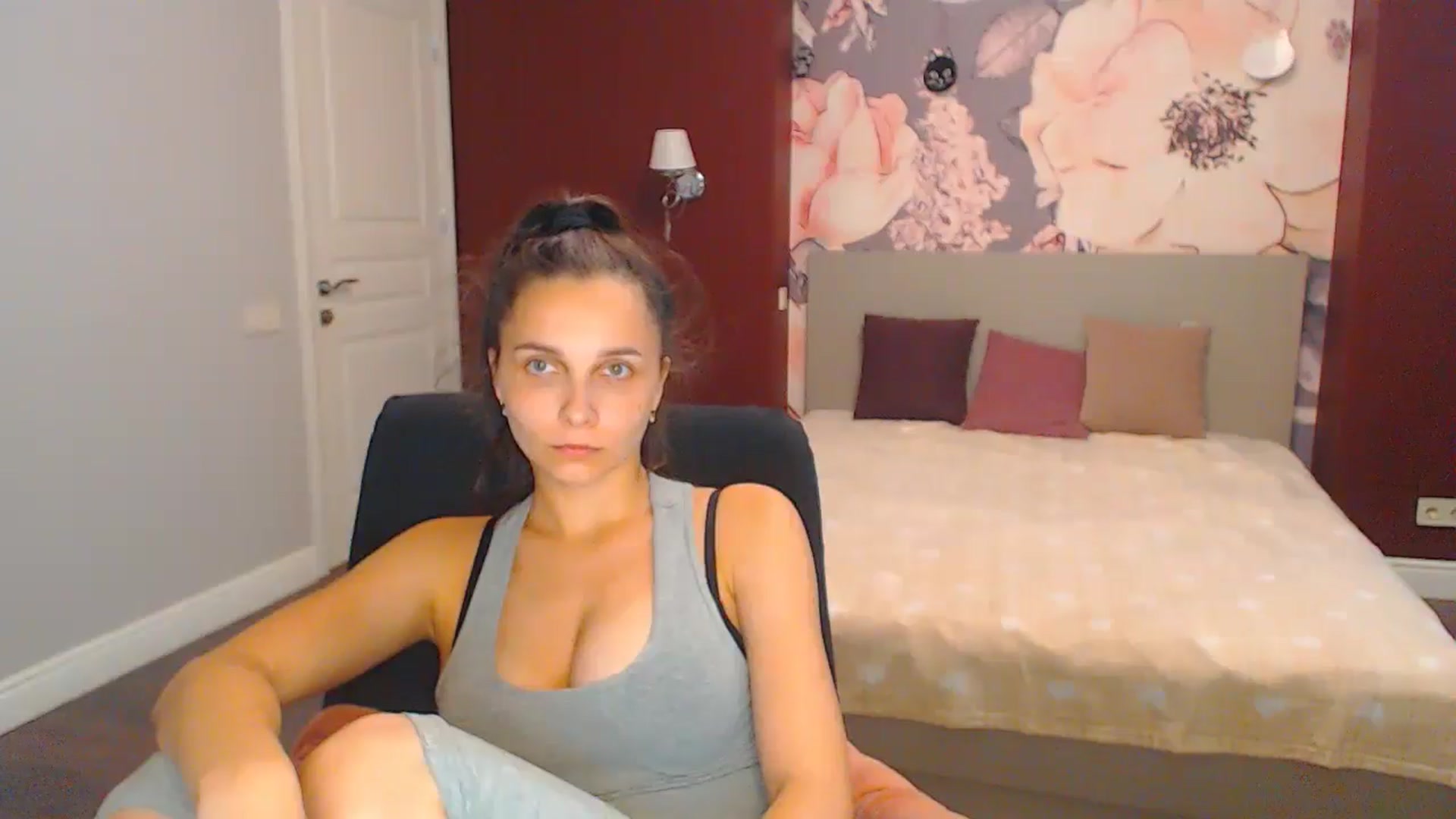 Gallery image thumbnail from Karina_Mils's myfreecams stream on, 08/05/2024, 10:31 image 12 of 20