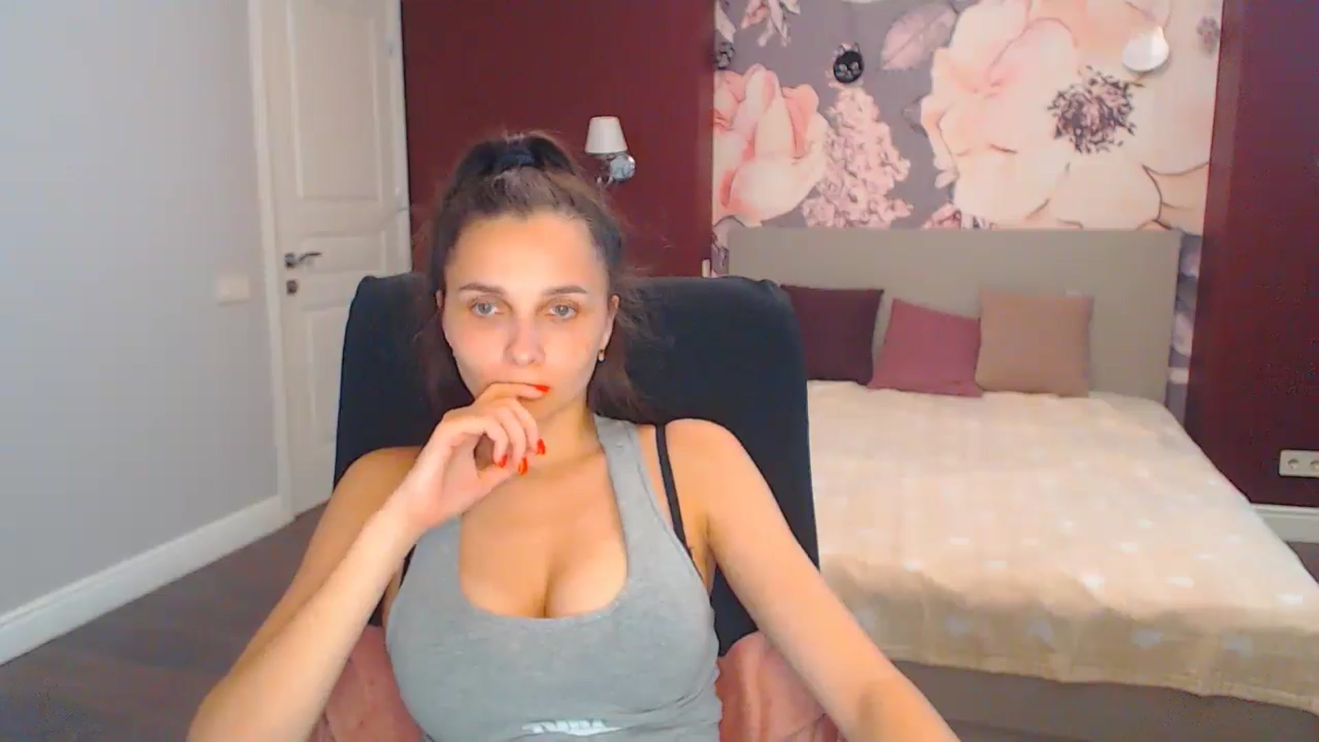Gallery image thumbnail from Karina_Mils's myfreecams stream on, 08/05/2024, 10:58 image 15 of 20