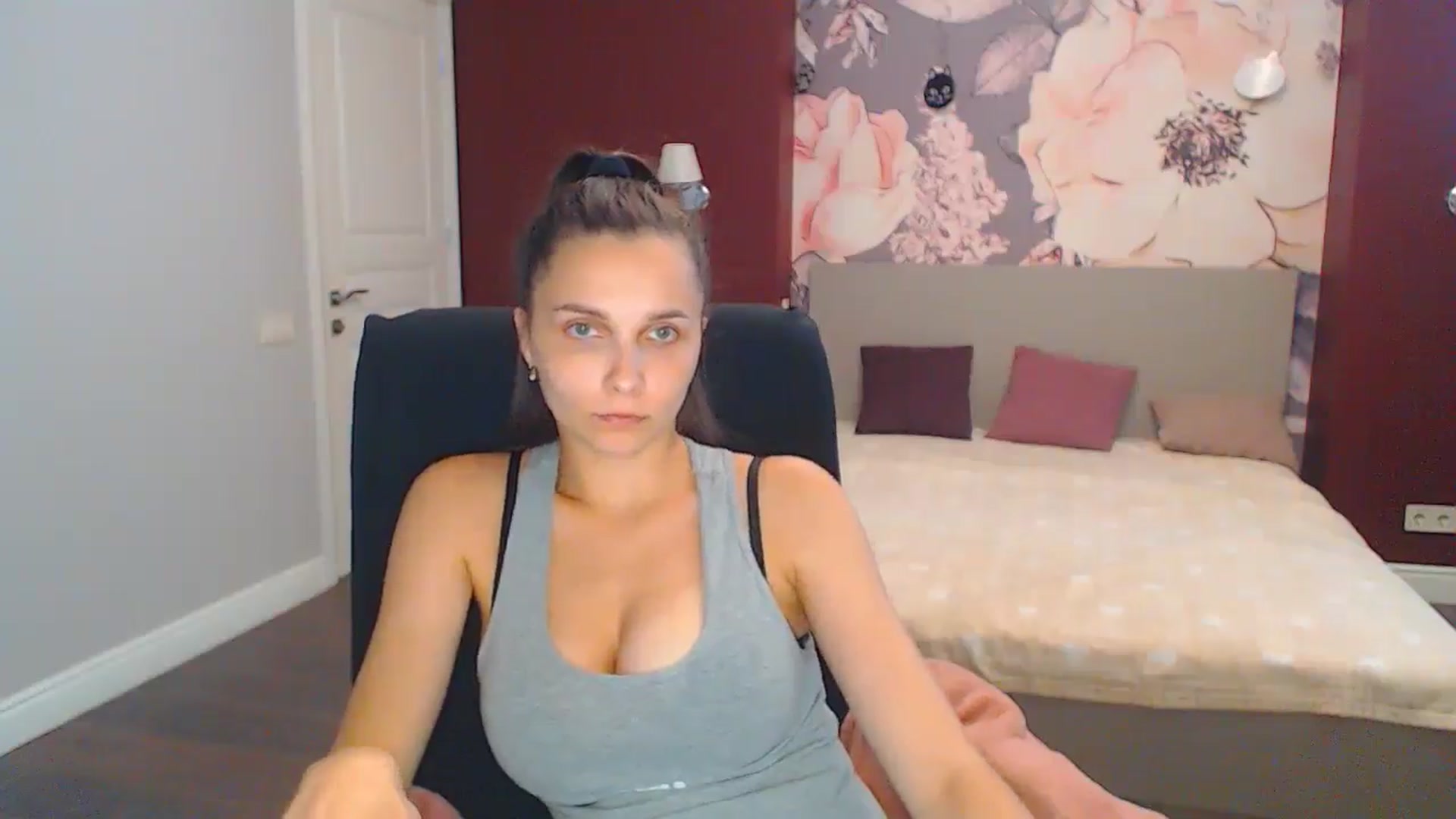 Gallery image thumbnail from Karina_Mils's myfreecams stream on, 08/08/2024, 14:16 image 9 of 20