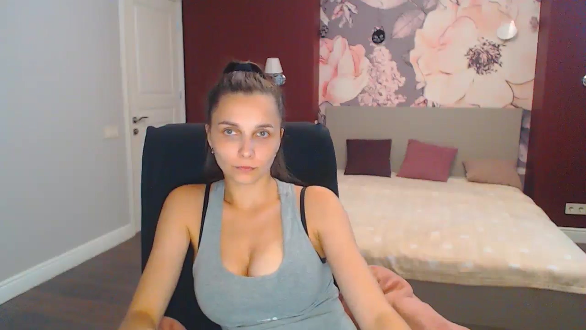 Gallery image thumbnail from Karina_Mils's myfreecams stream on, 08/08/2024, 14:16 image 16 of 20