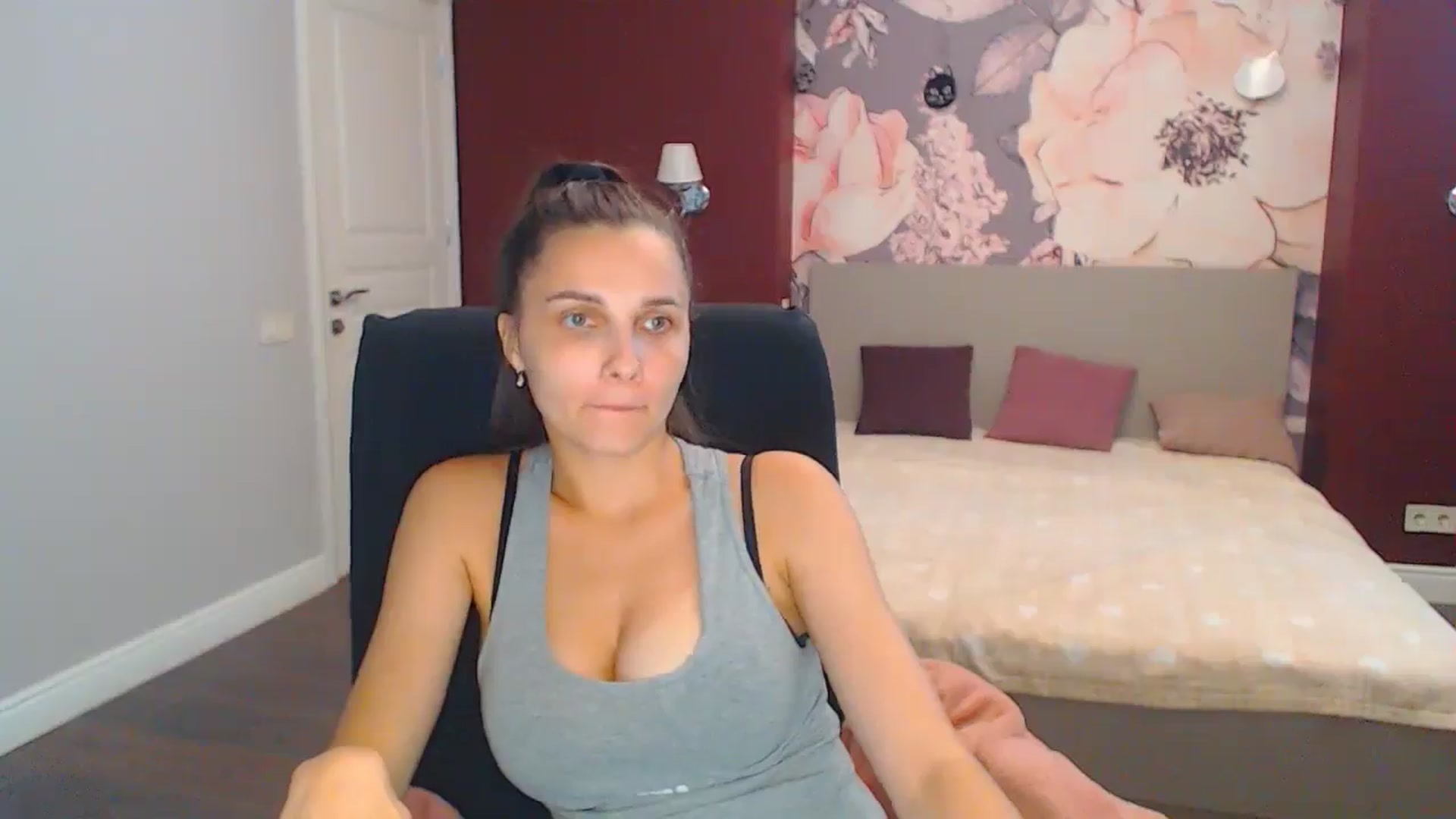 Gallery image thumbnail from Karina_Mils's myfreecams stream on, 08/08/2024, 14:16 image 11 of 20