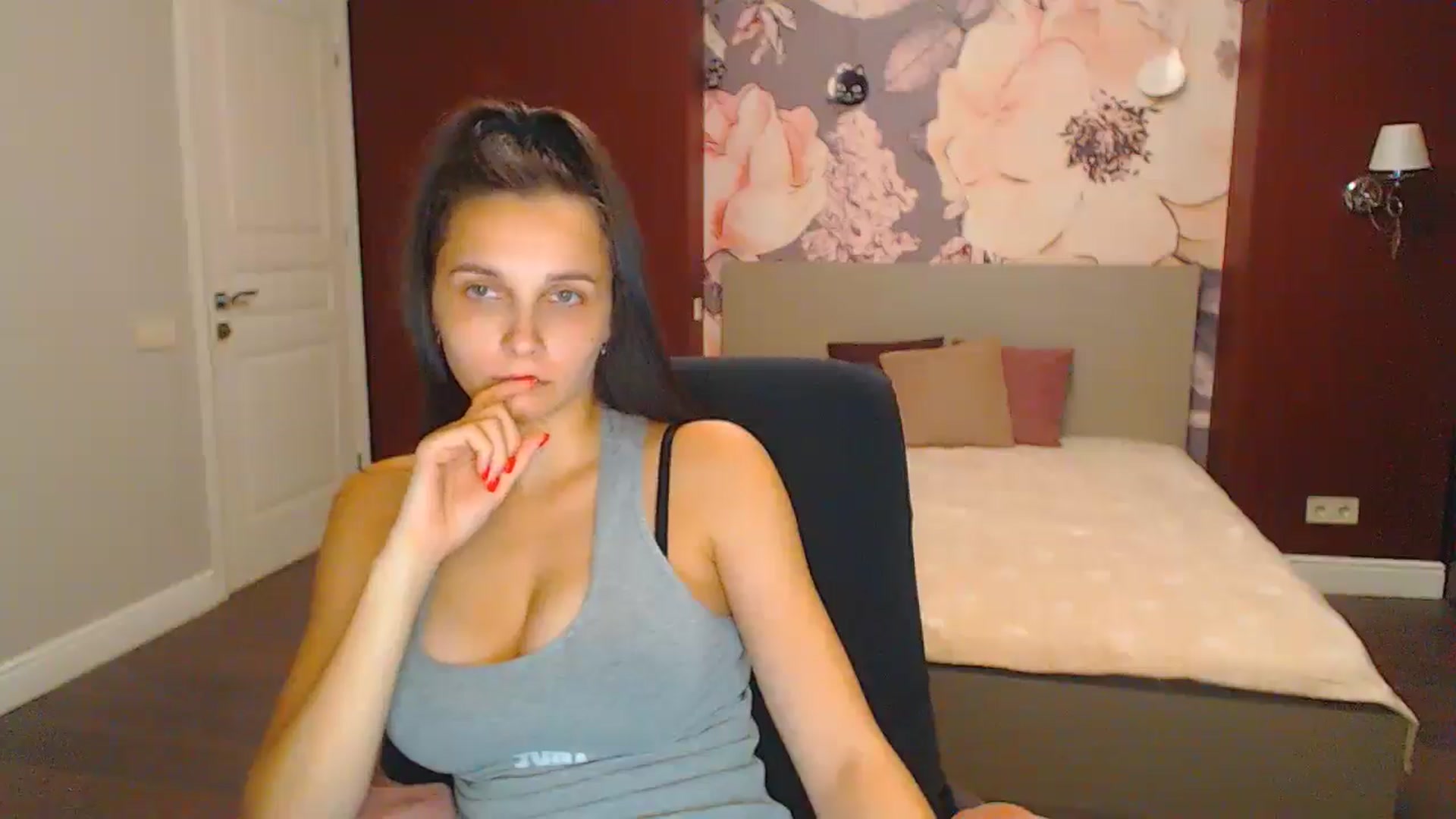Gallery image thumbnail from Karina_Mils's myfreecams stream on, 09/01/2024, 17:27 image 14 of 20