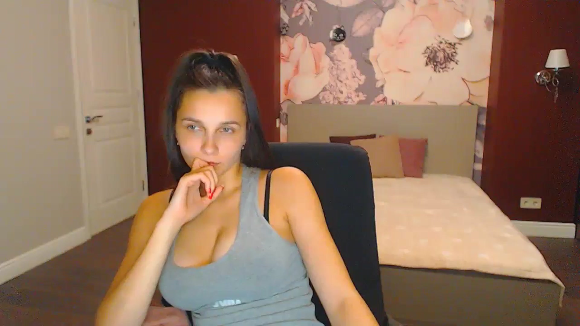 Gallery image thumbnail from Karina_Mils's myfreecams stream on, 09/01/2024, 17:27 image 16 of 20